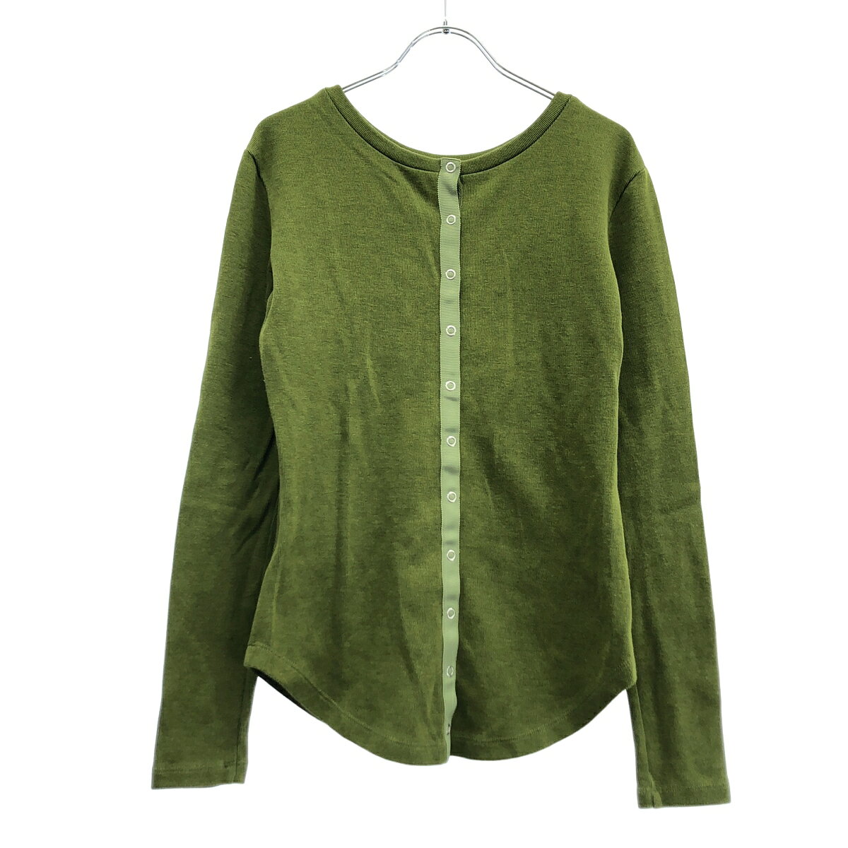 商品管理ID：ITICNSPGUATL CLANE クラネ 2WAY RING DOT RIB TOPS リングドットリブトップス 13105-1302 コンディションについて コンディションランクの基準は、当社が設けた基準となります。 感じ方には個人差がありますので、参考程度にお考え下さい。 また、状態の全てを記載しきれない場合があります。 特にC・Dランクの商品は、詳細に記載しきれない毛玉や汚れ、小穴等の微細なダメージがある場合がございます。 新品・中古品に関わらず、一部の付属品がない場合がございます。 ガーメント等の例外を除いて、画像に写っているものが全てとなります。 気になる点がございましたら、ご注文前に質問欄よりお問い合わせください。 状態について詳細 全体的にやや毛羽立ちがございます。 備考 13105-1302 商品詳細 商品管理ID ITICNSPGUATL ブランド CLANE クラネ アイテム名 2WAY RING DOT RIB TOPS リングドットリブトップス サイズ表記 1 実寸 肩幅：41cm 身幅：42cm 着丈：56cm 裄丈：83cm 袖丈：62cm ※体型によっては画像のイメージと異なる場合がございます。お手持ちの洋服と記載の各実寸を比較してサイズ感をご確認ください。 色 グリーン 素材 表地：綿68％、ナイロン17％、レーヨン10％、毛4％、ポリウレタン1％ テープ部分：ポリエステル100％ 取扱い店舗 お問い合わせ 商品についてのご質問はフォームよりお気軽にどうぞ。 ※お電話でのお問い合わせは承っておりません。 恐れ入りますが、フォームよりご連絡ください。 &nbsp;&nbsp;✉&nbsp;&nbsp;お問い合わせフォームはこちら&nbsp;&nbsp; ご注文に関する注意事項 ※掲載商品は実店舗等で同時販売しており、欠品になる場合がございます。 恐れ入りますがその際はキャンセルとなりますことを予めご了承ください。 ※コンディションランクについては保存袋や箱、その他付属品の状態は対象外です。 ※掲載写真はお使いのモニターや環境設定等により若干色合いが異なって見える場合がございます。予めご了承ください。 ※新品・中古品に関わらず一部付属品がない場合がございます。掲載画像をご確認の上、ご不明点は事前にお問い合わせください。 返品について ※原則、お客様都合での返品は承りできません。ご不安な点は事前に問い合わせフォームよりお問い合わせください。 （商品の不良等、弊社過失の場合はお受け取りより7日以内にご連絡いただければ返品受付いたします。詳しくはこちらをご覧くださいませ。）CLANE クラネ 2WAY RING DOT RIB TOPS リングドットリブトップス 13105-1302 グリーン 1 「CLANE クラネ」一覧はこちら