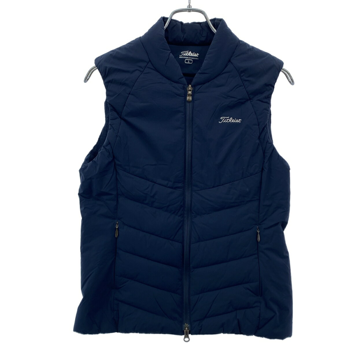 商品管理ID：ITEN02D9EFR9 Titleist タイトリスト ゴルフウェア 中綿ベスト TWWV2281 コンディションについて コンディションランクの基準は、当社が設けた基準となります。 感じ方には個人差がありますので、参考程度にお考え下さい。 また、状態の全てを記載しきれない場合があります。 特にC・Dランクの商品は、詳細に記載しきれない毛玉や汚れ、小穴等の微細なダメージがある場合がございます。 新品・中古品に関わらず、一部の付属品がない場合がございます。 ガーメント等の例外を除いて、画像に写っているものが全てとなります。 気になる点がございましたら、ご注文前に質問欄よりお問い合わせください。 状態について詳細 所々に薄汚れがございます。 備考 TWWV2281 商品詳細 商品管理ID ITEN02D9EFR9 ブランド Titleist タイトリスト アイテム名 ゴルフウェア 中綿ベスト サイズ表記 L 実寸 肩幅：37cm 身幅：46cm 着丈：60cm ※体型によっては画像のイメージと異なる場合がございます。お手持ちの洋服と記載の各実寸を比較してサイズ感をご確認ください。 色 ネイビー 素材 表地：ナイロン88％ ポリウレタン12％(アクリルコーティング)、中綿：ポリエステル100％、 裏地：ポリエステル ナイロン ポリウレタン 取扱い店舗 ご注文に関する注意事項 ※掲載商品は実店舗等で同時販売しており、欠品になる場合がございます。 恐れ入りますがその際はキャンセルとなりますことを予めご了承ください。 ※コンディションランクについては保存袋や箱、その他付属品の状態は対象外です。 ※掲載写真はお使いのモニターや環境設定等により若干色合いが異なって見える場合がございます。予めご了承ください。 ※新品・中古品に関わらず一部付属品がない場合がございます。掲載画像をご確認の上、ご不明点は事前にお問い合わせください。 返品について ※原則、お客様都合での返品は承りできません。ご不安な点は事前に問い合わせフォームよりお問い合わせください。 （商品の不良等、弊社過失の場合はお受け取りより7日以内にご連絡いただければ返品受付いたします。詳しくはこちらをご覧くださいませ。）Titleist タイトリスト ゴルフウェア 中綿ベスト TWWV2281 ネイビー L 「Titleist タイトリスト」一覧はこちら