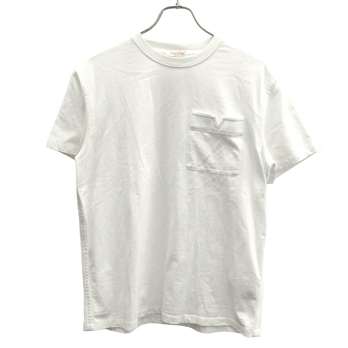 商品管理ID：ITEBHQQO9AY0 VALENTINO ヴァレンティノ 24SS VポケットクルーネックTシャツ 4V3MG10V9UH コンディションについて コンディションランクの基準は、当社が設けた基準となります。 感じ方には個人差がありますので、参考程度にお考え下さい。 また、状態の全てを記載しきれない場合があります。 特にC・Dランクの商品は、詳細に記載しきれない毛玉や汚れ、小穴等の微細なダメージがある場合がございます。 新品・中古品に関わらず、一部の付属品がない場合がございます。 ガーメント等の例外を除いて、画像に写っているものが全てとなります。 気になる点がございましたら、ご注文前に質問欄よりお問い合わせください。 状態について詳細 襟ぐりに薄汚れがございます。 備考 4V3MG10V9UH 商品詳細 商品管理ID ITEBHQQO9AY0 ブランド VALENTINO ヴァレンティノ アイテム名 24SS VポケットクルーネックTシャツ サイズ表記 M 実寸 肩幅：47cm 身幅：51.5cm 着丈：64.5cm ※体型によっては画像のイメージと異なる場合がございます。お手持ちの洋服と記載の各実寸を比較してサイズ感をご確認ください。 色 ホワイト 素材 綿100％ 取扱い店舗 ご注文に関する注意事項 ※掲載商品は実店舗等で同時販売しており、欠品になる場合がございます。 恐れ入りますがその際はキャンセルとなりますことを予めご了承ください。 ※コンディションランクについては保存袋や箱、その他付属品の状態は対象外です。 ※掲載写真はお使いのモニターや環境設定等により若干色合いが異なって見える場合がございます。予めご了承ください。 ※新品・中古品に関わらず一部付属品がない場合がございます。掲載画像をご確認の上、ご不明点は事前にお問い合わせください。 返品について ※原則、お客様都合での返品は承りできません。ご不安な点は事前に問い合わせフォームよりお問い合わせください。 （商品の不良等、弊社過失の場合はお受け取りより7日以内にご連絡いただければ返品受付いたします。詳しくはこちらをご覧くださいませ。）VALENTINO ヴァレンティノ 24SS VポケットクルーネックTシャツ 4V3MG10V9UH ホワイト M 「VALENTINO ヴァレンティノ」一覧はこちら