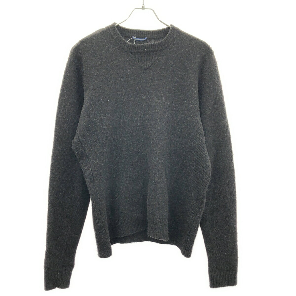 商品管理ID：ITAM95EO0SIS junhashimoto ジュンハシモト 23AW 7GG CREW NECK KNIT ウールニットセーター 1092320003 コンディションについて コンディションランクの基準は、当社が設けた基準となります。 感じ方には個人差がありますので、参考程度にお考え下さい。 また、状態の全てを記載しきれない場合があります。 特にC・Dランクの商品は、詳細に記載しきれない毛玉や汚れ、小穴等の微細なダメージがある場合がございます。 新品・中古品に関わらず、一部の付属品がない場合がございます。 ガーメント等の例外を除いて、画像に写っているものが全てとなります。 気になる点がございましたら、ご注文前に質問欄よりお問い合わせください。 状態について詳細 全体的に毛羽立ち・使用感・若干のヨレがございます。 備考 1092320003 商品詳細 商品管理ID ITAM95EO0SIS ブランド junhashimoto ジュンハシモト アイテム名 23AW 7GG CREW NECK KNIT ウールニットセーター サイズ表記 4 実寸 肩幅：46.5cm 身幅：57.5cm 着丈：65cm 裄丈：96cm 袖丈：72cm ※体型によっては画像のイメージと異なる場合がございます。お手持ちの洋服と記載の各実寸を比較してサイズ感をご確認ください。 色 ダークグレー 素材 ウール100％ 取扱い店舗 お問い合わせ 商品についてのご質問はフォームよりお気軽にどうぞ。 ※お電話でのお問い合わせは承っておりません。 恐れ入りますが、フォームよりご連絡ください。 &nbsp;&nbsp;✉&nbsp;&nbsp;お問い合わせフォームはこちら&nbsp;&nbsp; ご注文に関する注意事項 ※掲載商品は実店舗等で同時販売しており、欠品になる場合がございます。 恐れ入りますがその際はキャンセルとなりますことを予めご了承ください。 ※コンディションランクについては保存袋や箱、その他付属品の状態は対象外です。 ※掲載写真はお使いのモニターや環境設定等により若干色合いが異なって見える場合がございます。予めご了承ください。 ※新品・中古品に関わらず一部付属品がない場合がございます。掲載画像をご確認の上、ご不明点は事前にお問い合わせください。 返品について ※原則、お客様都合での返品は承りできません。ご不安な点は事前に問い合わせフォームよりお問い合わせください。 （商品の不良等、弊社過失の場合はお受け取りより7日以内にご連絡いただければ返品受付いたします。詳しくはこちらをご覧くださいませ。）junhashimoto ジュンハシモト 23AW 7GG CREW NECK KNIT ウールニットセーター 1092320003 ダークグレー 4 「junhashimoto ジュンハシモト」一覧はこちら