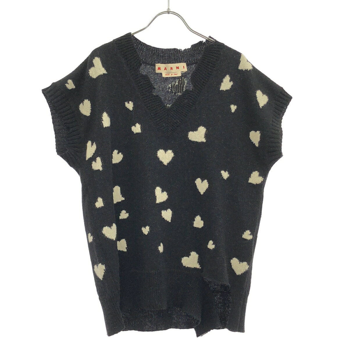 商品管理ID：ITKLC10YO2QG MARNI マルニ 23AW ダメージハートニットベスト CVMD0110Q0 コンディションについて コンディションランクの基準は、当社が設けた基準となります。 感じ方には個人差がありますので、参考程度にお考え下さい。 また、状態の全てを記載しきれない場合があります。 特にC・Dランクの商品は、詳細に記載しきれない毛玉や汚れ、小穴等の微細なダメージがある場合がございます。 新品・中古品に関わらず、一部の付属品がない場合がございます。 ガーメント等の例外を除いて、画像に写っているものが全てとなります。 気になる点がございましたら、ご注文前に質問欄よりお問い合わせください。 状態について詳細 備考 CVMD0110Q0 商品詳細 商品管理ID ITKLC10YO2QG ブランド MARNI マルニ アイテム名 23AW ダメージハートニットベスト サイズ表記 42 実寸 肩幅：56cm 身幅：54cm 着丈：62cm ※体型によっては画像のイメージと異なる場合がございます。お手持ちの洋服と記載の各実寸を比較してサイズ感をご確認ください。 色 ブラック 素材 ウール75％、アルパカ25％ 取扱い店舗 お問い合わせ 商品についてのご質問はフォームよりお気軽にどうぞ。 ※お電話でのお問い合わせは承っておりません。 恐れ入りますが、フォームよりご連絡ください。 &nbsp;&nbsp;✉&nbsp;&nbsp;お問い合わせフォームはこちら&nbsp;&nbsp; ご注文に関する注意事項 ※掲載商品は実店舗等で同時販売しており、欠品になる場合がございます。 恐れ入りますがその際はキャンセルとなりますことを予めご了承ください。 ※コンディションランクについては保存袋や箱、その他付属品の状態は対象外です。 ※掲載写真はお使いのモニターや環境設定等により若干色合いが異なって見える場合がございます。予めご了承ください。 ※新品・中古品に関わらず一部付属品がない場合がございます。掲載画像をご確認の上、ご不明点は事前にお問い合わせください。 返品について ※原則、お客様都合での返品は承りできません。ご不安な点は事前に問い合わせフォームよりお問い合わせください。 （商品の不良等、弊社過失の場合はお受け取りより7日以内にご連絡いただければ返品受付いたします。詳しくはこちらをご覧くださいませ。）MARNI マルニ 23AW ダメージハートニットベスト CVMD0110Q0 ブラック 42 「MARNI マルニ」一覧はこちら