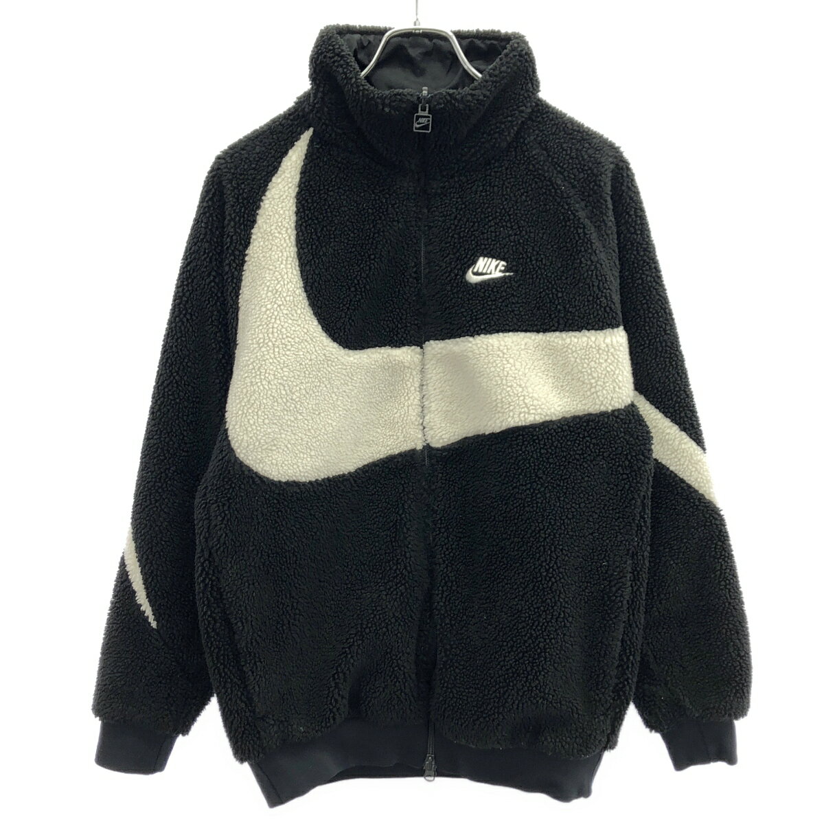 商品管理ID：ITBLT35VMWPG NIKE ナイキ AS M NSW VW SWSH FULL ZIP JKT フリースジャケット BQ6546-011 コンディションについて コンディションランクの基準は、当社が設けた基準となります。 感じ方には個人差がありますので、参考程度にお考え下さい。 また、状態の全てを記載しきれない場合があります。 特にC・Dランクの商品は、詳細に記載しきれない毛玉や汚れ、小穴等の微細なダメージがある場合がございます。 新品・中古品に関わらず、一部の付属品がない場合がございます。 ガーメント等の例外を除いて、画像に写っているものが全てとなります。 気になる点がございましたら、ご注文前に質問欄よりお問い合わせください。 状態について詳細 全体的に毛羽立ち、ジップにスレがございます。 備考 BQ6546-011 商品詳細 商品管理ID ITBLT35VMWPG ブランド NIKE ナイキ アイテム名 AS M NSW VW SWSH FULL ZIP JKT フリースジャケット サイズ表記 S 実寸 身幅：55cm 着丈：65cm 裄丈：82cm ※体型によっては画像のイメージと異なる場合がございます。お手持ちの洋服と記載の各実寸を比較してサイズ感をご確認ください。 色 ブラック ホワイト 素材 アウター本体：ポリエステル83％ アクリル17％ 本体内側：ナイロン100％ 取扱い店舗 お問い合わせ 商品についてのご質問はフォームよりお気軽にどうぞ。 ※お電話でのお問い合わせは承っておりません。 恐れ入りますが、フォームよりご連絡ください。 &nbsp;&nbsp;✉&nbsp;&nbsp;お問い合わせフォームはこちら&nbsp;&nbsp; ご注文に関する注意事項 ※掲載商品は実店舗等で同時販売しており、欠品になる場合がございます。 恐れ入りますがその際はキャンセルとなりますことを予めご了承ください。 ※コンディションランクについては保存袋や箱、その他付属品の状態は対象外です。 ※掲載写真はお使いのモニターや環境設定等により若干色合いが異なって見える場合がございます。予めご了承ください。 ※新品・中古品に関わらず一部付属品がない場合がございます。掲載画像をご確認の上、ご不明点は事前にお問い合わせください。 返品について ※原則、お客様都合での返品は承りできません。ご不安な点は事前に問い合わせフォームよりお問い合わせください。 （商品の不良等、弊社過失の場合はお受け取りより7日以内にご連絡いただければ返品受付いたします。詳しくはこちらをご覧くださいませ。）NIKE ナイキ AS M NSW VW SWSH FULL ZIP JKT フリースジャケット BQ6546-011 ブラック ホワイト S 「NIKE ナイキ」一覧はこちら