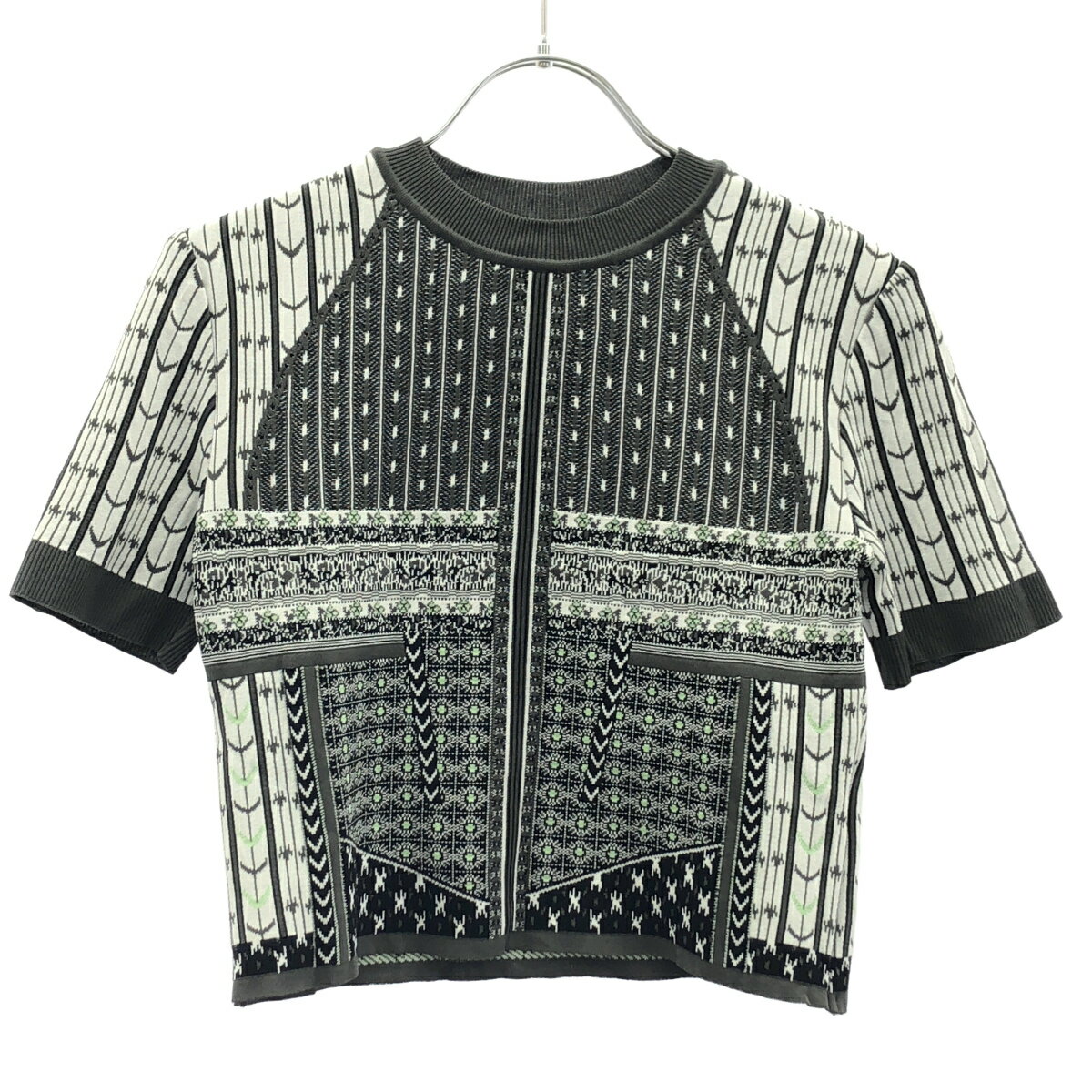商品管理ID：IT9RHRPZHX7F mame kurogouchi マメ クロゴウチ 25SS Geometric Pattern Knitted Top ジオメトリックニットトップス MM25SS-KN086 コンディションについて コンディションランクの基準は、当社が設けた基準となります。 感じ方には個人差がありますので、参考程度にお考え下さい。 また、状態の全てを記載しきれない場合があります。 特にC・Dランクの商品は、詳細に記載しきれない毛玉や汚れ、小穴等の微細なダメージがある場合がございます。 新品・中古品に関わらず、一部の付属品がない場合がございます。 ガーメント等の例外を除いて、画像に写っているものが全てとなります。 気になる点がございましたら、ご注文前に質問欄よりお問い合わせください。 状態について詳細 備考 MM25SS-KN086 商品詳細 商品管理ID IT9RHRPZHX7F ブランド mame kurogouchi マメ クロゴウチ アイテム名 25SS Geometric Pattern Knitted Top ジオメトリックニットトップス サイズ表記 1 実寸 肩幅：35cm 身幅：39cm 着丈：37.5cm ※体型によっては画像のイメージと異なる場合がございます。お手持ちの洋服と記載の各実寸を比較してサイズ感をご確認ください。 色 グレー 素材 レーヨン60％、ポリエステル22％、綿18％ 取扱い店舗 お問い合わせ 商品についてのご質問はフォームよりお気軽にどうぞ。 お問い合わせ時は「商品管理ID IT9RHRPZHX7F」をご記入ください。 ※お電話でのお問い合わせは承っておりません。 恐れ入りますが、フォームよりご連絡ください。 &nbsp;&nbsp;✉&nbsp;&nbsp;お問い合わせフォームはこちら&nbsp;&nbsp; ご注文に関する注意事項 ※掲載商品は実店舗等で同時販売しており、欠品になる場合がございます。 恐れ入りますがその際はキャンセルとなりますことを予めご了承ください。 ※コンディションランクについては保存袋や箱、その他付属品の状態は対象外です。 ※掲載写真はお使いのモニターや環境設定等により若干色合いが異なって見える場合がございます。予めご了承ください。 ※新品・中古品に関わらず一部付属品がない場合がございます。掲載画像をご確認の上、ご不明点は事前にお問い合わせください。 返品について ※原則、お客様都合での返品は承りできません。ご不安な点は事前に問い合わせフォームよりお問い合わせください。 （商品の不良等、弊社過失の場合はお受け取りより7日以内にご連絡いただければ返品受付いたします。詳しくはこちらをご覧くださいませ。）mame kurogouchi マメ クロゴウチ 25SS Geometric Pattern Knitted Top ジオメトリックニットトップス MM25SS-KN086 グレー 1 「mame kurogouchi マメ クロゴウチ」一覧はこちら