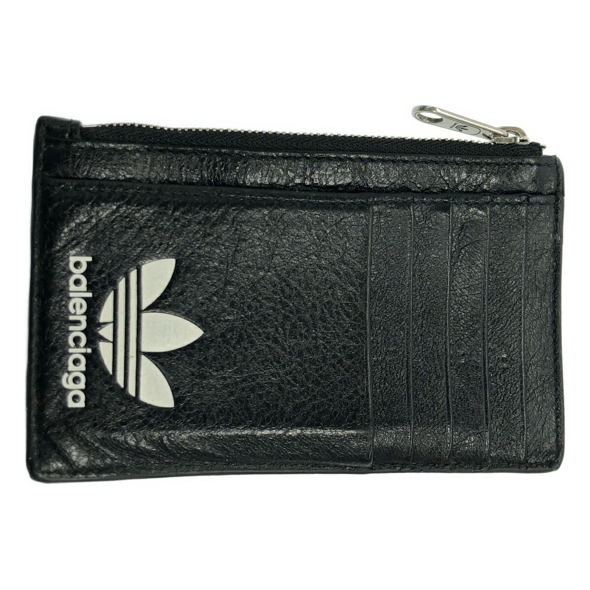 商品管理ID：IT108WUOM97S BALENCIAGA×adidas バレンシアガ アディダス フラグメントレザーカードケース 721896 コンディションについて コンディションランクの基準は、当社が設けた基準となります。 感じ方には個人差がありますので、参考程度にお考え下さい。 また、状態の全てを記載しきれない場合があります。 特にC・Dランクの商品は、詳細に記載しきれない毛玉や汚れ、小穴等の微細なダメージがある場合がございます。 新品・中古品に関わらず、一部の付属品がない場合がございます。 ガーメント等の例外を除いて、画像に写っているものが全てとなります。 気になる点がございましたら、ご注文前に質問欄よりお問い合わせください。 状態について詳細 全体的に使用感・やや型崩れ・凹み、表面に3本線上にヒビ、内側に薄汚れがございます。 備考 721896 イタリア製 商品詳細 商品管理ID IT108WUOM97S ブランド BALENCIAGA×adidas バレンシアガ アディダス アイテム名 フラグメントレザーカードケース サイズ表記 実寸 W（幅）：13cm H（高さ）：8.5cm D（奥行き）：--cm 色 ブラック 素材 レザー 取扱い店舗 お問い合わせ 商品についてのご質問はフォームよりお気軽にどうぞ。 お問い合わせ時は「商品管理ID IT108WUOM97S」をご記入ください。 ※お電話でのお問い合わせは承っておりません。 恐れ入りますが、フォームよりご連絡ください。 &nbsp;&nbsp;✉&nbsp;&nbsp;お問い合わせフォームはこちら&nbsp;&nbsp; ご注文に関する注意事項 ※掲載商品は実店舗等で同時販売しており、欠品になる場合がございます。 恐れ入りますがその際はキャンセルとなりますことを予めご了承ください。 ※コンディションランクについては保存袋や箱、その他付属品の状態は対象外です。 ※掲載写真はお使いのモニターや環境設定等により若干色合いが異なって見える場合がございます。予めご了承ください。 ※新品・中古品に関わらず一部付属品がない場合がございます。掲載画像をご確認の上、ご不明点は事前にお問い合わせください。 返品について ※原則、お客様都合での返品は承りできません。ご不安な点は事前に問い合わせフォームよりお問い合わせください。 （商品の不良等、弊社過失の場合はお受け取りより7日以内にご連絡いただければ返品受付いたします。詳しくはこちらをご覧くださいませ。）BALENCIAGA×adidas バレンシアガ アディダス フラグメントレザーカードケース 721896 ブラック 「BALENCIAGA×adidas バレンシアガ アディダス」一覧はこちら