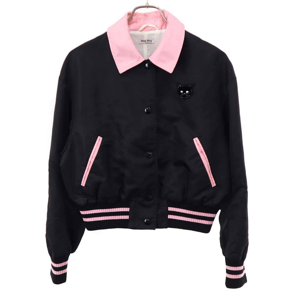 Rakuten - miu miu ミュウミュウ 19SS キャットワッペンサテンスタジャン ML545 ブラック 40 【中古】 ITWU2W68TCE8