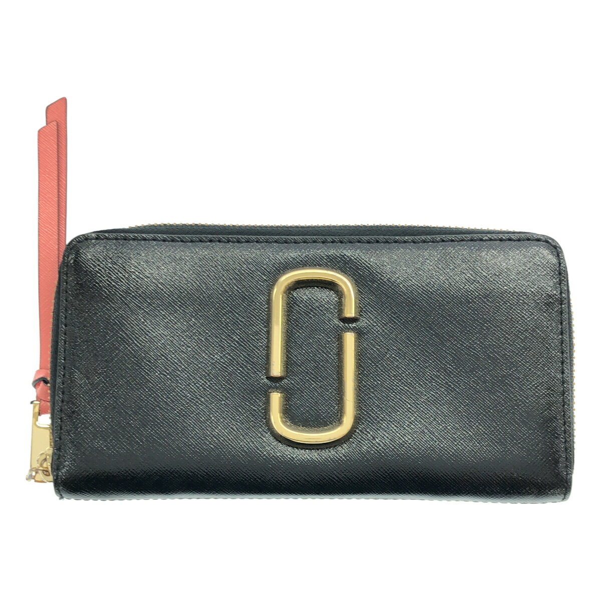 商品管理ID：ITONJZWRSN6O MARC JACOBS マーク ジェイコブス ザスナップショット コンチネンタルウォレット コンディションについて コンディションランクの基準は、当社が設けた基準となります。 感じ方には個人差がありますので、参考程度にお考え下さい。 また、状態の全てを記載しきれない場合があります。 特にC・Dランクの商品は、詳細に記載しきれない毛玉や汚れ、小穴等の微細なダメージがある場合がございます。 新品・中古品に関わらず、一部の付属品がない場合がございます。 ガーメント等の例外を除いて、画像に写っているものが全てとなります。 気になる点がございましたら、ご注文前に質問欄よりお問い合わせください。 状態について詳細 内側ファスナートップにダメージがございますが、状態は比較的良好です。 備考 ベトナム製 商品詳細 商品管理ID ITONJZWRSN6O ブランド MARC JACOBS マーク ジェイコブス アイテム名 ザスナップショット コンチネンタルウォレット サイズ表記 実寸 W（幅）：約19.5cm H（高さ）：約10.5cm D（奥行き）：2cm 色 ブラック×ピンク 素材 取扱い店舗 お問い合わせ 商品についてのご質問はフォームよりお気軽にどうぞ。 お問い合わせ時は「商品管理ID ITONJZWRSN6O」をご記入ください。 ※お電話でのお問い合わせは承っておりません。 恐れ入りますが、フォームよりご連絡ください。 &nbsp;&nbsp;✉&nbsp;&nbsp;お問い合わせフォームはこちら&nbsp;&nbsp; ご注文に関する注意事項 ※掲載商品は実店舗等で同時販売しており、欠品になる場合がございます。 恐れ入りますがその際はキャンセルとなりますことを予めご了承ください。 ※コンディションランクについては保存袋や箱、その他付属品の状態は対象外です。 ※掲載写真はお使いのモニターや環境設定等により若干色合いが異なって見える場合がございます。予めご了承ください。 ※新品・中古品に関わらず一部付属品がない場合がございます。掲載画像をご確認の上、ご不明点は事前にお問い合わせください。 返品について ※原則、お客様都合での返品は承りできません。ご不安な点は事前に問い合わせフォームよりお問い合わせください。 （商品の不良等、弊社過失の場合はお受け取りより7日以内にご連絡いただければ返品受付いたします。詳しくはこちらをご覧くださいませ。）MARC JACOBS マーク ジェイコブス ザスナップショット コンチネンタルウォレット ブラック×ピンク 「MARC JACOBS マーク ジェイコブス」一覧はこちら