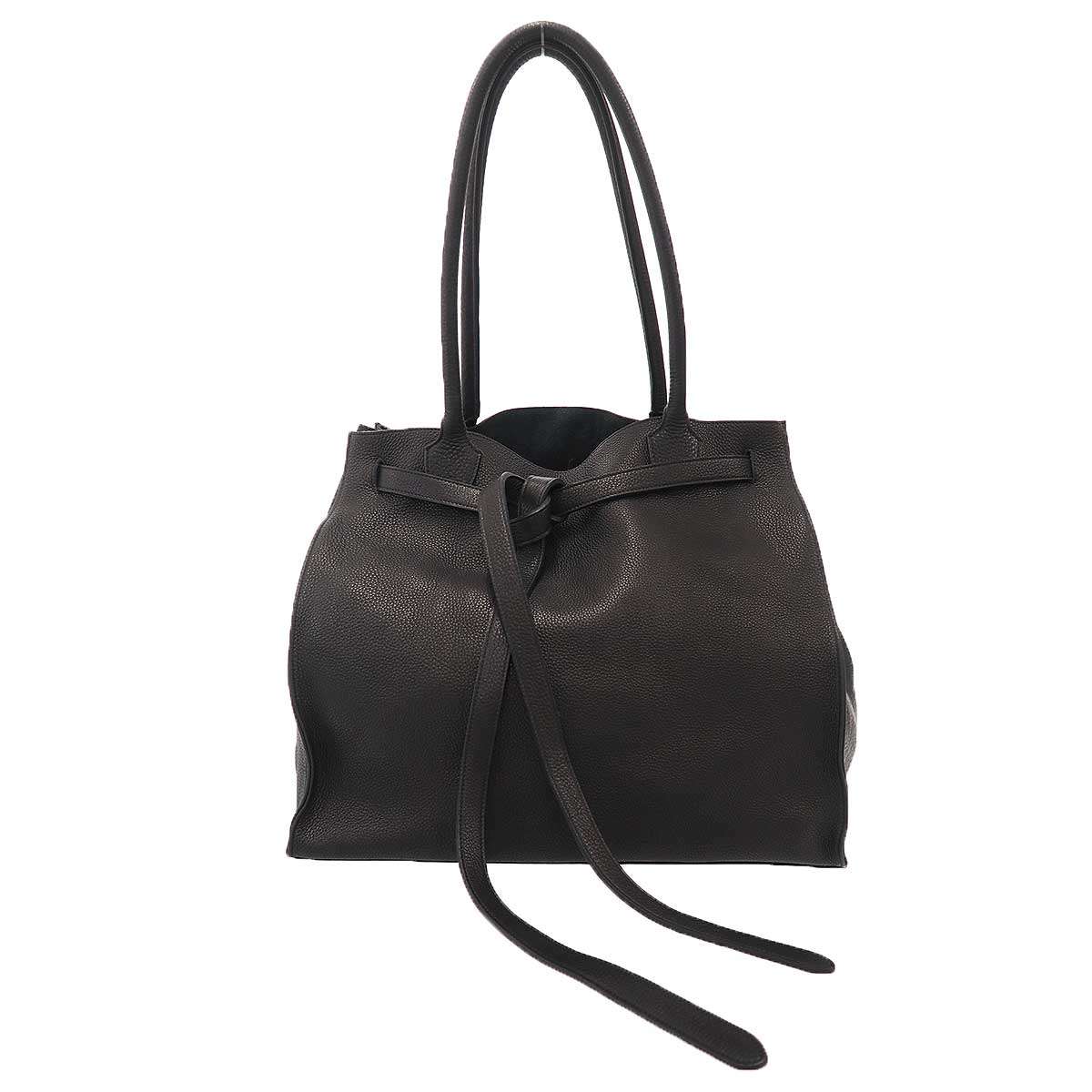 商品管理ID：IT39QZODBJHY Vuja DE ヴジャデ Ira Leather Tote Bag レザートートバッグ コンディションについて コンディションランクの基準は、当社が設けた基準となります。 感じ方には個人差がありますので、参考程度にお考え下さい。 また、状態の全てを記載しきれない場合があります。 特にC・Dランクの商品は、詳細に記載しきれない毛玉や汚れ、小穴等の微細なダメージがある場合がございます。 新品・中古品に関わらず、一部の付属品がない場合がございます。 ガーメント等の例外を除いて、画像に写っているものが全てとなります。 気になる点がございましたら、ご注文前に質問欄よりお問い合わせください。 状態について詳細 全体的に型崩れ・使用感、内側にスレ・毛羽立ちがございます。 備考 ※内側に天然皮革特有のスジがございます。 商品詳細 商品管理ID IT39QZODBJHY ブランド Vuja DE ヴジャデ アイテム名 Ira Leather Tote Bag レザートートバッグ サイズ表記 実寸 W（幅）：39.5cm H（高さ）：34.5cm D（奥行き）：25.5cm 色 ブラック 素材 レザー 取扱い店舗 お問い合わせ 商品についてのご質問はフォームよりお気軽にどうぞ。 お問い合わせ時は「商品管理ID IT39QZODBJHY」をご記入ください。 ※お電話でのお問い合わせは承っておりません。 恐れ入りますが、フォームよりご連絡ください。 &nbsp;&nbsp;✉&nbsp;&nbsp;お問い合わせフォームはこちら&nbsp;&nbsp; ご注文に関する注意事項 ※掲載商品は実店舗等で同時販売しており、欠品になる場合がございます。 恐れ入りますがその際はキャンセルとなりますことを予めご了承ください。 ※コンディションランクについては保存袋や箱、その他付属品の状態は対象外です。 ※掲載写真はお使いのモニターや環境設定等により若干色合いが異なって見える場合がございます。予めご了承ください。 ※新品・中古品に関わらず一部付属品がない場合がございます。掲載画像をご確認の上、ご不明点は事前にお問い合わせください。 返品について ※原則、お客様都合での返品は承りできません。ご不安な点は事前に問い合わせフォームよりお問い合わせください。 （商品の不良等、弊社過失の場合はお受け取りより7日以内にご連絡いただければ返品受付いたします。詳しくはこちらをご覧くださいませ。）Vuja DE ヴジャデ Ira Leather Tote Bag レザートートバッグ ブラック 「Vuja DE ヴジャデ」一覧はこちら