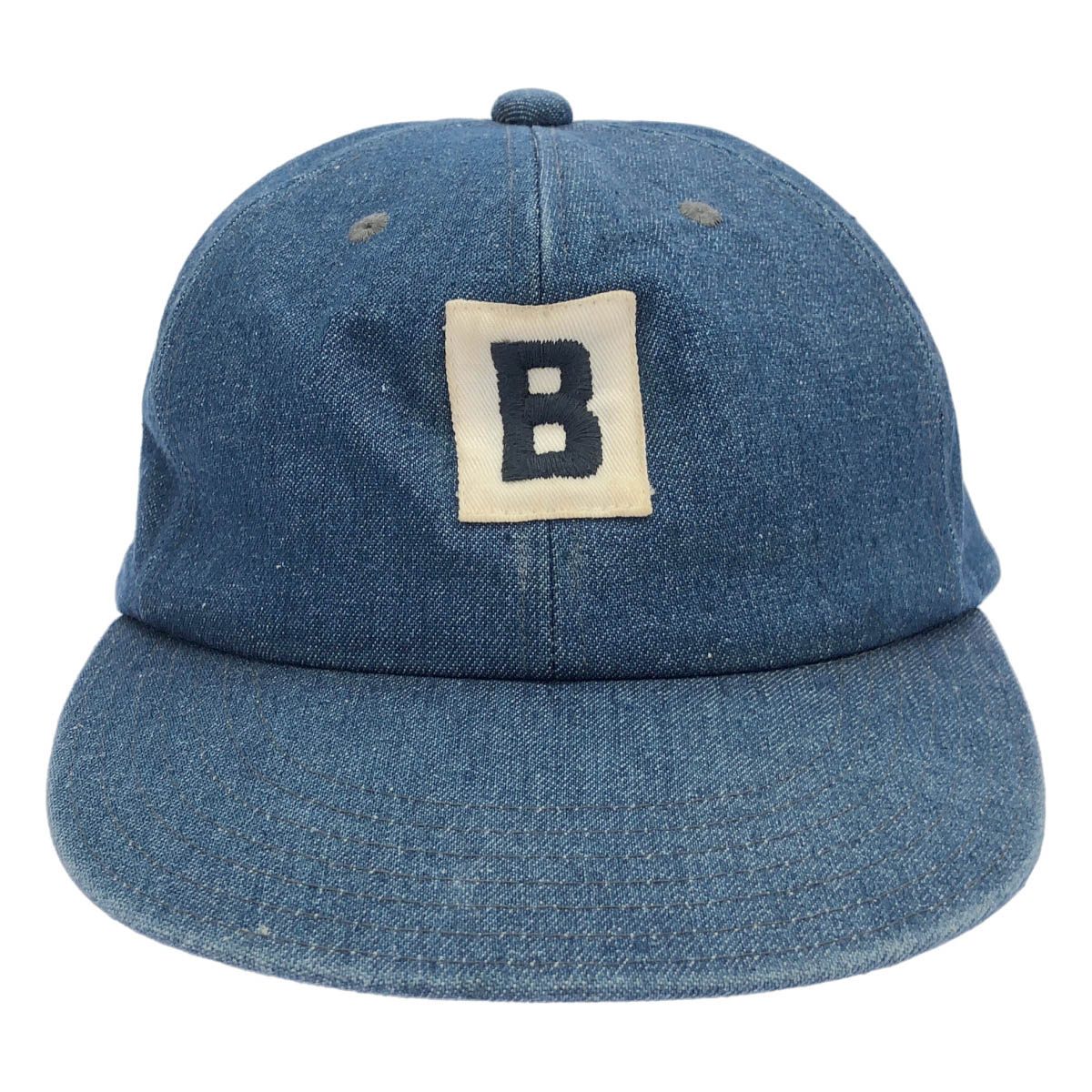 商品管理ID：ITHMXZPBTCI2 BLUE BLUE ブルーブルー デニムキャップ 1006180 コンディションについて コンディションランクの基準は、当社が設けた基準となります。 感じ方には個人差がありますので、参考程度にお考え下さい。 また、状態の全てを記載しきれない場合があります。 特にC・Dランクの商品は、詳細に記載しきれない毛玉や汚れ、小穴等の微細なダメージがある場合がございます。 新品・中古品に関わらず、一部の付属品がない場合がございます。 ガーメント等の例外を除いて、画像に写っているものが全てとなります。 気になる点がございましたら、ご注文前に質問欄よりお問い合わせください。 状態について詳細 スベリや内側広範囲に薄汚れ、アジャスター付近やロゴに黄ばみ・シミ、アジャスター・ベルトに緑青がございます。 備考 1006180 日本製 商品詳細 商品管理ID ITHMXZPBTCI2 ブランド BLUE BLUE ブルーブルー アイテム名 デニムキャップ サイズ表記 サイズ実寸 アジャスタブル、ツバ幅：7.5cm ※体型によっては画像のイメージと異なる場合がございます。お手持ちの洋服と記載の各実寸を比較してサイズ感をご確認ください。 色 インディゴブルー 素材 コットン100％ 取扱い店舗 お問い合わせ 商品についてのご質問はフォームよりお気軽にどうぞ。 お問い合わせ時は「商品管理ID ITHMXZPBTCI2」をご記入ください。 ※お電話でのお問い合わせは承っておりません。 恐れ入りますが、フォームよりご連絡ください。 &nbsp;&nbsp;✉&nbsp;&nbsp;お問い合わせフォームはこちら&nbsp;&nbsp; ご注文に関する注意事項 ※掲載商品は実店舗等で同時販売しており、欠品になる場合がございます。 恐れ入りますがその際はキャンセルとなりますことを予めご了承ください。 ※コンディションランクについては保存袋や箱、その他付属品の状態は対象外です。 ※掲載写真はお使いのモニターや環境設定等により若干色合いが異なって見える場合がございます。予めご了承ください。 ※新品・中古品に関わらず一部付属品がない場合がございます。掲載画像をご確認の上、ご不明点は事前にお問い合わせください。 返品について ※原則、お客様都合での返品は承りできません。ご不安な点は事前に問い合わせフォームよりお問い合わせください。 （商品の不良等、弊社過失の場合はお受け取りより7日以内にご連絡いただければ返品受付いたします。詳しくはこちらをご覧くださいませ。）BLUE BLUE ブルーブルー デニムキャップ 1006180 インディゴブルー 「BLUE BLUE ブルーブルー」一覧はこちら