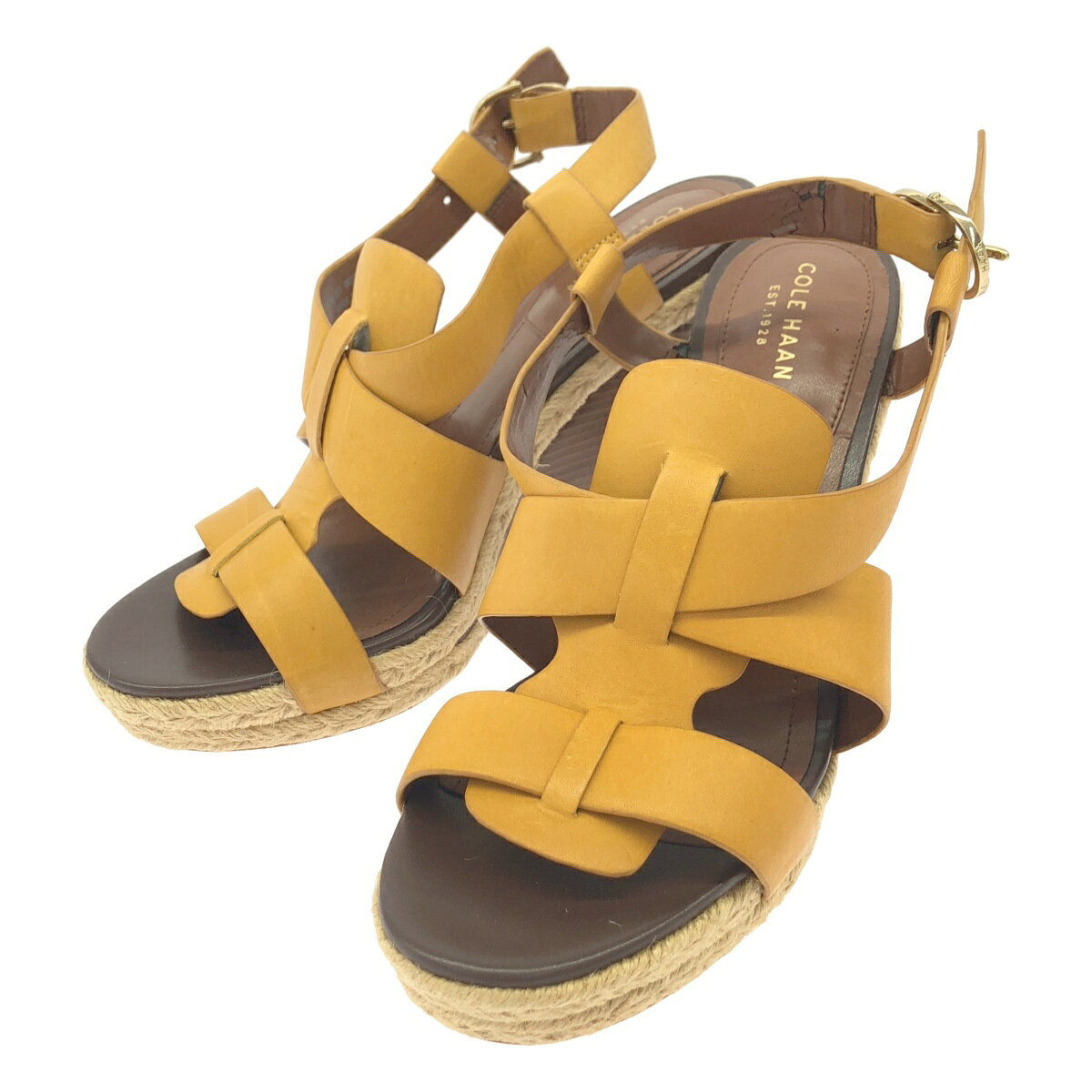 商品管理ID：ITYPE9P6YMUC Cole Haan コールハーン ウェッジソールサンダル A16-BT W02348 コンディションについて コンディションランクの基準は、当社が設けた基準となります。 感じ方には個人差がありますので、参考程度にお考え下さい。 また、状態の全てを記載しきれない場合があります。 特にC・Dランクの商品は、詳細に記載しきれない毛玉や汚れ、小穴等の微細なダメージがある場合がございます。 新品・中古品に関わらず、一部の付属品がない場合がございます。 ガーメント等の例外を除いて、画像に写っているものが全てとなります。 気になる点がございましたら、ご注文前に質問欄よりお問い合わせください。 状態について詳細 レザー部の小傷や剥げ履き口付近剥がれ、汚れがあり使用感がございます。 備考 A16-BT W02348 中国製 商品詳細 商品管理ID ITYPE9P6YMUC ブランド Cole Haan コールハーン アイテム名 ウェッジソールサンダル サイズ表記 8B 実寸 アウトソール全長：25cm ワイズ（ソール全幅）：8cm 色 ブラウン 素材 取扱い店舗 お問い合わせ 商品についてのご質問はフォームよりお気軽にどうぞ。 お問い合わせ時は「商品管理ID ITYPE9P6YMUC」をご記入ください。 ※お電話でのお問い合わせは承っておりません。 恐れ入りますが、フォームよりご連絡ください。 &nbsp;&nbsp;✉&nbsp;&nbsp;お問い合わせフォームはこちら&nbsp;&nbsp; ご注文に関する注意事項 ※掲載商品は実店舗等で同時販売しており、欠品になる場合がございます。 恐れ入りますがその際はキャンセルとなりますことを予めご了承ください。 ※コンディションランクについては保存袋や箱、その他付属品の状態は対象外です。 ※掲載写真はお使いのモニターや環境設定等により若干色合いが異なって見える場合がございます。予めご了承ください。 ※新品・中古品に関わらず一部付属品がない場合がございます。掲載画像をご確認の上、ご不明点は事前にお問い合わせください。 返品について ※原則、お客様都合での返品は承りできません。ご不安な点は事前に問い合わせフォームよりお問い合わせください。 （商品の不良等、弊社過失の場合はお受け取りより7日以内にご連絡いただければ返品受付いたします。詳しくはこちらをご覧くださいませ。）Cole Haan コールハーン ウェッジソールサンダル A16-BT W02348 ブラウン 8B 「Cole Haan コールハーン」一覧はこちら