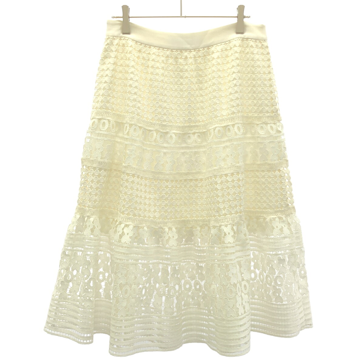 商品管理ID：ITAFCGEIC7YX DIANE von FURSTENBERG ダイアン フォン ファステンバーグ DVF TIANA SKIRT レーススカート コンディションについて コンディションランクの基準は、当社が設けた基準となります。 感じ方には個人差がありますので、参考程度にお考え下さい。 また、状態の全てを記載しきれない場合があります。 特にC・Dランクの商品は、詳細に記載しきれない毛玉や汚れ、小穴等の微細なダメージがある場合がございます。 新品・中古品に関わらず、一部の付属品がない場合がございます。 ガーメント等の例外を除いて、画像に写っているものが全てとなります。 気になる点がございましたら、ご注文前に質問欄よりお問い合わせください。 状態について詳細 ヒップ左側に濃いシミ、ウエスト周り内側にシミが複数あり使用感がございます。 備考 商品詳細 商品管理ID ITAFCGEIC7YX ブランド DIANE von FURSTENBERG ダイアン フォン ファステンバーグ アイテム名 DVF TIANA SKIRT レーススカート サイズ表記 6 実寸 ウエスト：72cm スカート丈：70.5cm ※体型によっては画像のイメージと異なる場合がございます。お手持ちの洋服と記載の各実寸を比較してサイズ感をご確認ください。 色 ホワイト 素材 表地：ポリエステル100％ 表地2：綿80％、リヨセル20％ 表地3：トリアセテート73％、ポリエステル27％ 裏地：ポリエステル100％ 裏地2：ポリエステル97％、スパンデックス3％ 取扱い店舗 お問い合わせ 商品についてのご質問はフォームよりお気軽にどうぞ。 お問い合わせ時は「商品管理ID ITAFCGEIC7YX」をご記入ください。 ※お電話でのお問い合わせは承っておりません。 恐れ入りますが、フォームよりご連絡ください。 &nbsp;&nbsp;✉&nbsp;&nbsp;お問い合わせフォームはこちら&nbsp;&nbsp; ご注文に関する注意事項 ※掲載商品は実店舗等で同時販売しており、欠品になる場合がございます。 恐れ入りますがその際はキャンセルとなりますことを予めご了承ください。 ※コンディションランクについては保存袋や箱、その他付属品の状態は対象外です。 ※掲載写真はお使いのモニターや環境設定等により若干色合いが異なって見える場合がございます。予めご了承ください。 ※新品・中古品に関わらず一部付属品がない場合がございます。掲載画像をご確認の上、ご不明点は事前にお問い合わせください。 返品について ※原則、お客様都合での返品は承りできません。ご不安な点は事前に問い合わせフォームよりお問い合わせください。 （商品の不良等、弊社過失の場合はお受け取りより7日以内にご連絡いただければ返品受付いたします。詳しくはこちらをご覧くださいませ。）DIANE von FURSTENBERG ダイアン フォン ファステンバーグ DVF TIANA SKIRT レーススカート ホワイト 6 「DIANE von FURSTENBERG ダイアン フォン ファステンバーグ」一覧はこちら