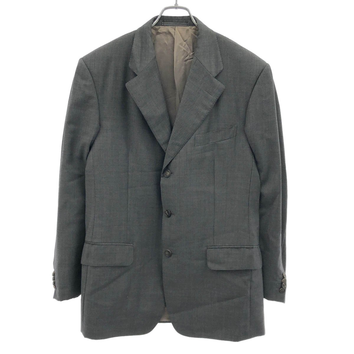 商品管理ID：ITDQTNOLYB7K Ermenegildo Zegna エルメネジルド ゼニア TINDARI 3Bセットアップスーツ コンディションについて コンディションランクの基準は、当社が設けた基準となります。 感じ方には個人差がありますので、参考程度にお考え下さい。 また、状態の全てを記載しきれない場合があります。 特にC・Dランクの商品は、詳細に記載しきれない毛玉や汚れ、小穴等の微細なダメージがある場合がございます。 新品・中古品に関わらず、一部の付属品がない場合がございます。 ガーメント等の例外を除いて、画像に写っているものが全てとなります。 気になる点がございましたら、ご注文前に質問欄よりお問い合わせください。 状態について詳細 首元裏地に変色、袖口裏地に黒汚れ、パンツ裏地全体に目立つ黄ばみや変色、使用感がございます。 備考 商品詳細 商品管理ID ITDQTNOLYB7K ブランド Ermenegildo Zegna エルメネジルド ゼニア アイテム名 TINDARI 3Bセットアップスーツ サイズ表記 48 実寸 肩幅：50cm 身幅：55cm 着丈：79cm 裄丈：87cm 袖丈：62cm ウエスト：84cm もも幅：34cm ひざ幅：26cm 裾幅：21.5cm 股上：29cm 股下：79.5cm ※体型によっては画像のイメージと異なる場合がございます。お手持ちの洋服と記載の各実寸を比較してサイズ感をご確認ください。 色 グレー 素材 表地：毛100％/裏地：キュプラ100％ 取扱い店舗 お問い合わせ 商品についてのご質問はフォームよりお気軽にどうぞ。 お問い合わせ時は「商品管理ID ITDQTNOLYB7K」をご記入ください。 ※お電話でのお問い合わせは承っておりません。 恐れ入りますが、フォームよりご連絡ください。 &nbsp;&nbsp;✉&nbsp;&nbsp;お問い合わせフォームはこちら&nbsp;&nbsp; ご注文に関する注意事項 ※掲載商品は実店舗等で同時販売しており、欠品になる場合がございます。 恐れ入りますがその際はキャンセルとなりますことを予めご了承ください。 ※コンディションランクについては保存袋や箱、その他付属品の状態は対象外です。 ※掲載写真はお使いのモニターや環境設定等により若干色合いが異なって見える場合がございます。予めご了承ください。 ※新品・中古品に関わらず一部付属品がない場合がございます。掲載画像をご確認の上、ご不明点は事前にお問い合わせください。 返品について ※原則、お客様都合での返品は承りできません。ご不安な点は事前に問い合わせフォームよりお問い合わせください。 （商品の不良等、弊社過失の場合はお受け取りより7日以内にご連絡いただければ返品受付いたします。詳しくはこちらをご覧くださいませ。）Ermenegildo Zegna エルメネジルド ゼニア TINDARI 3Bセットアップスーツ グレー 48 「Ermenegildo Zegna エルメネジルド ゼニア」一覧はこちら