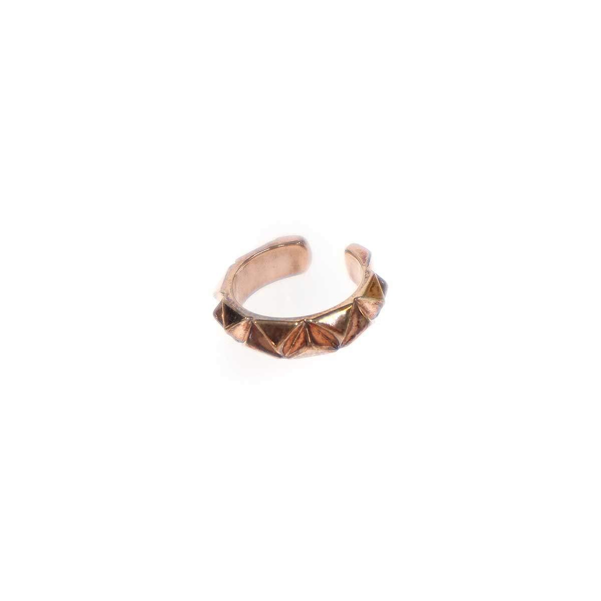商品管理ID：ITFFZE7YZ5WT RIEFE JEWELLERY リーフェ ジュエリー Rugged Classic Ear Cuff イヤーカフ コンディションについて コンディションランクの基準は、当社が設けた基準となります。 感じ方には個人差がありますので、参考程度にお考え下さい。 また、状態の全てを記載しきれない場合があります。 特にC・Dランクの商品は、詳細に記載しきれない毛玉や汚れ、小穴等の微細なダメージがある場合がございます。 新品・中古品に関わらず、一部の付属品がない場合がございます。 ガーメント等の例外を除いて、画像に写っているものが全てとなります。 気になる点がございましたら、ご注文前に質問欄よりお問い合わせください。 状態について詳細 全体的に小傷、汚れ、内側に黒ずみや変色があり使用感がございます。 備考 箱付き 商品詳細 商品管理ID ITFFZE7YZ5WT ブランド RIEFE JEWELLERY リーフェ ジュエリー アイテム名 Rugged Classic Ear Cuff イヤーカフ サイズ表記 サイズ実寸 幅：0.9cm、厚み：1.1cm 重量：2.3g ※体型によっては画像のイメージと異なる場合がございます。お手持ちの洋服と記載の各実寸を比較してサイズ感をご確認ください。 色 ピンクゴールド 素材 925 取扱い店舗 お問い合わせ 商品についてのご質問はフォームよりお気軽にどうぞ。 お問い合わせ時は「商品管理ID ITFFZE7YZ5WT」をご記入ください。 ※お電話でのお問い合わせは承っておりません。 恐れ入りますが、フォームよりご連絡ください。 &nbsp;&nbsp;✉&nbsp;&nbsp;お問い合わせフォームはこちら&nbsp;&nbsp; ご注文に関する注意事項 ※掲載商品は実店舗等で同時販売しており、欠品になる場合がございます。 恐れ入りますがその際はキャンセルとなりますことを予めご了承ください。 ※コンディションランクについては保存袋や箱、その他付属品の状態は対象外です。 ※掲載写真はお使いのモニターや環境設定等により若干色合いが異なって見える場合がございます。予めご了承ください。 ※新品・中古品に関わらず一部付属品がない場合がございます。掲載画像をご確認の上、ご不明点は事前にお問い合わせください。 返品について ※原則、お客様都合での返品は承りできません。ご不安な点は事前に問い合わせフォームよりお問い合わせください。 （商品の不良等、弊社過失の場合はお受け取りより7日以内にご連絡いただければ返品受付いたします。詳しくはこちらをご覧くださいませ。）RIEFE JEWELLERY リーフェ ジュエリー Rugged Classic Ear Cuff イヤーカフ ピンクゴールド 「RIEFE JEWELLERY リーフェ ジュエリー」一覧はこちら