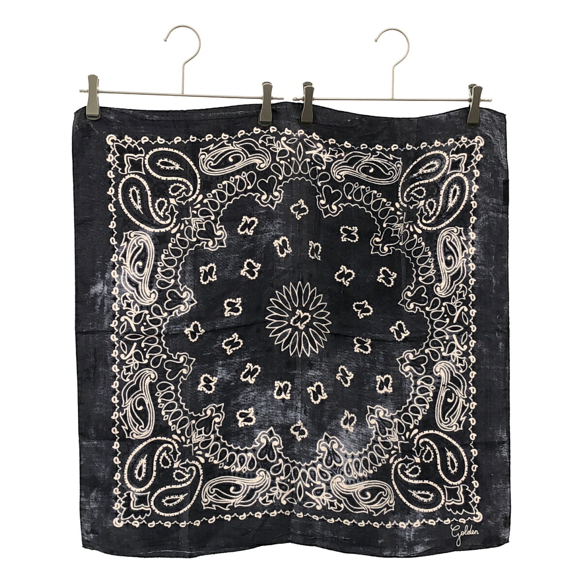 商品管理ID：ITIBF8GRZNF4 GOLDEN GOOSE ゴールデン グース PAISLEY PRINT SILK bandanna ペイズリープリントバンダナ コンディションについて コンディションランクの基準は、当社が設けた基準となります。 感じ方には個人差がありますので、参考程度にお考え下さい。 また、状態の全てを記載しきれない場合があります。 特にC・Dランクの商品は、詳細に記載しきれない毛玉や汚れ、小穴等の微細なダメージがある場合がございます。 新品・中古品に関わらず、一部の付属品がない場合がございます。 ガーメント等の例外を除いて、画像に写っているものが全てとなります。 気になる点がございましたら、ご注文前に質問欄よりお問い合わせください。 状態について詳細 全体的にお香のようなにおい、所々に目ヨレがございます。 備考 ※品質タグがございません。 イタリア製 商品詳細 商品管理ID ITIBF8GRZNF4 ブランド GOLDEN GOOSE ゴールデン グース アイテム名 PAISLEY PRINT SILK bandanna ペイズリープリントバンダナ サイズ表記 サイズ実寸 68cm×86cm ※体型によっては画像のイメージと異なる場合がございます。お手持ちの洋服と記載の各実寸を比較してサイズ感をご確認ください。 色 ネイビー 素材 不明 取扱い店舗 お問い合わせ 商品についてのご質問はフォームよりお気軽にどうぞ。 お問い合わせ時は「商品管理ID ITIBF8GRZNF4」をご記入ください。 ※お電話でのお問い合わせは承っておりません。 恐れ入りますが、フォームよりご連絡ください。 &nbsp;&nbsp;✉&nbsp;&nbsp;お問い合わせフォームはこちら&nbsp;&nbsp; ご注文に関する注意事項 ※掲載商品は実店舗等で同時販売しており、欠品になる場合がございます。 恐れ入りますがその際はキャンセルとなりますことを予めご了承ください。 ※コンディションランクについては保存袋や箱、その他付属品の状態は対象外です。 ※掲載写真はお使いのモニターや環境設定等により若干色合いが異なって見える場合がございます。予めご了承ください。 ※新品・中古品に関わらず一部付属品がない場合がございます。掲載画像をご確認の上、ご不明点は事前にお問い合わせください。 返品について ※原則、お客様都合での返品は承りできません。ご不安な点は事前に問い合わせフォームよりお問い合わせください。 （商品の不良等、弊社過失の場合はお受け取りより7日以内にご連絡いただければ返品受付いたします。詳しくはこちらをご覧くださいませ。）GOLDEN GOOSE ゴールデン グース PAISLEY PRINT SILK bandanna ペイズリープリントバンダナ ネイビー 「GOLDEN GOOSE ゴールデン グース」一覧はこちら