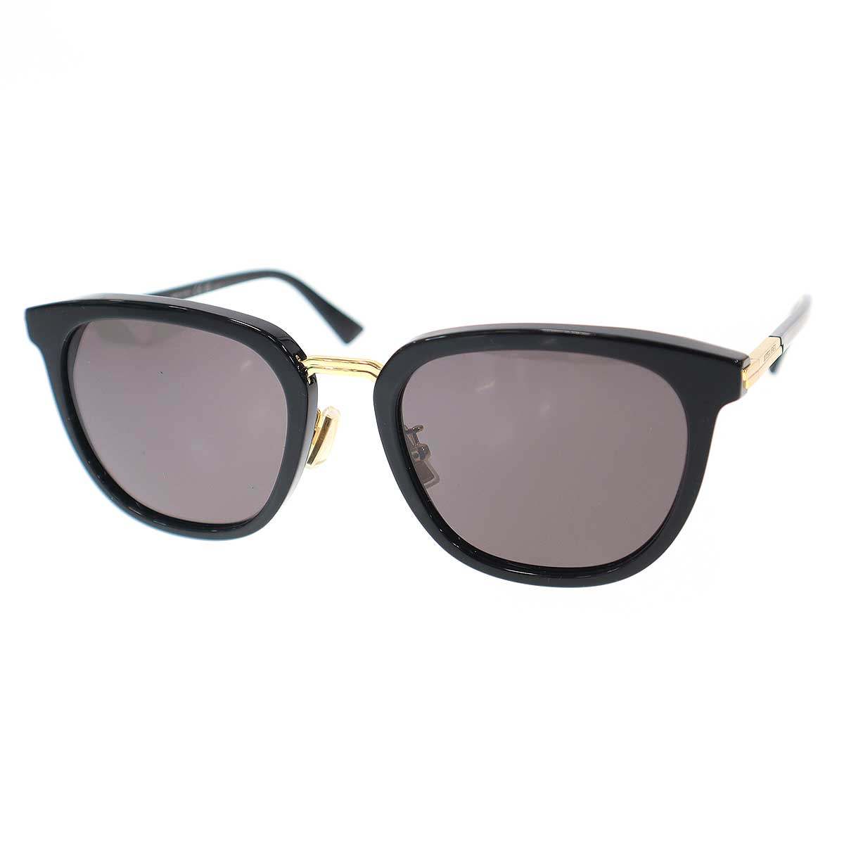 商品管理ID：IT7GGX6EMZDJ BOTTEGA VENETA ボッテガヴェネタ ウェリントンシェイプアジアンフィットサングラス BV1298SA コンディションについて コンディションランクの基準は、当社が設けた基準となります。 感じ方には個人差がありますので、参考程度にお考え下さい。 また、状態の全てを記載しきれない場合があります。 特にC・Dランクの商品は、詳細に記載しきれない毛玉や汚れ、小穴等の微細なダメージがある場合がございます。 新品・中古品に関わらず、一部の付属品がない場合がございます。 ガーメント等の例外を除いて、画像に写っているものが全てとなります。 気になる点がございましたら、ご注文前に質問欄よりお問い合わせください。 状態について詳細 フレームやレンズに細かい傷、全体的にやや使用感、調整による多少のテンプルの歪みがございます。 備考 ケース付き BV1298SA イタリア製 商品詳細 商品管理ID IT7GGX6EMZDJ ブランド BOTTEGA VENETA ボッテガヴェネタ アイテム名 ウェリントンシェイプアジアンフィットサングラス サイズ表記 55□21-145 実寸 正面横幅：14.7cm ブリッジ幅：2.1cm テンプル長：14cm レンズ幅：5.5cm 色 ブラック 素材 取扱い店舗 お問い合わせ 商品についてのご質問はフォームよりお気軽にどうぞ。 お問い合わせ時は「商品管理ID IT7GGX6EMZDJ」をご記入ください。 ※お電話でのお問い合わせは承っておりません。 恐れ入りますが、フォームよりご連絡ください。 &nbsp;&nbsp;✉&nbsp;&nbsp;お問い合わせフォームはこちら&nbsp;&nbsp; ご注文に関する注意事項 ※掲載商品は実店舗等で同時販売しており、欠品になる場合がございます。 恐れ入りますがその際はキャンセルとなりますことを予めご了承ください。 ※コンディションランクについては保存袋や箱、その他付属品の状態は対象外です。 ※掲載写真はお使いのモニターや環境設定等により若干色合いが異なって見える場合がございます。予めご了承ください。 ※新品・中古品に関わらず一部付属品がない場合がございます。掲載画像をご確認の上、ご不明点は事前にお問い合わせください。 返品について ※原則、お客様都合での返品は承りできません。ご不安な点は事前に問い合わせフォームよりお問い合わせください。 （商品の不良等、弊社過失の場合はお受け取りより7日以内にご連絡いただければ返品受付いたします。詳しくはこちらをご覧くださいませ。）BOTTEGA VENETA ボッテガヴェネタ ウェリントンシェイプアジアンフィットサングラス BV1298SA ブラック 55□21-145 「BOTTEGA VENETA ボッテガヴェネタ」一覧はこちら