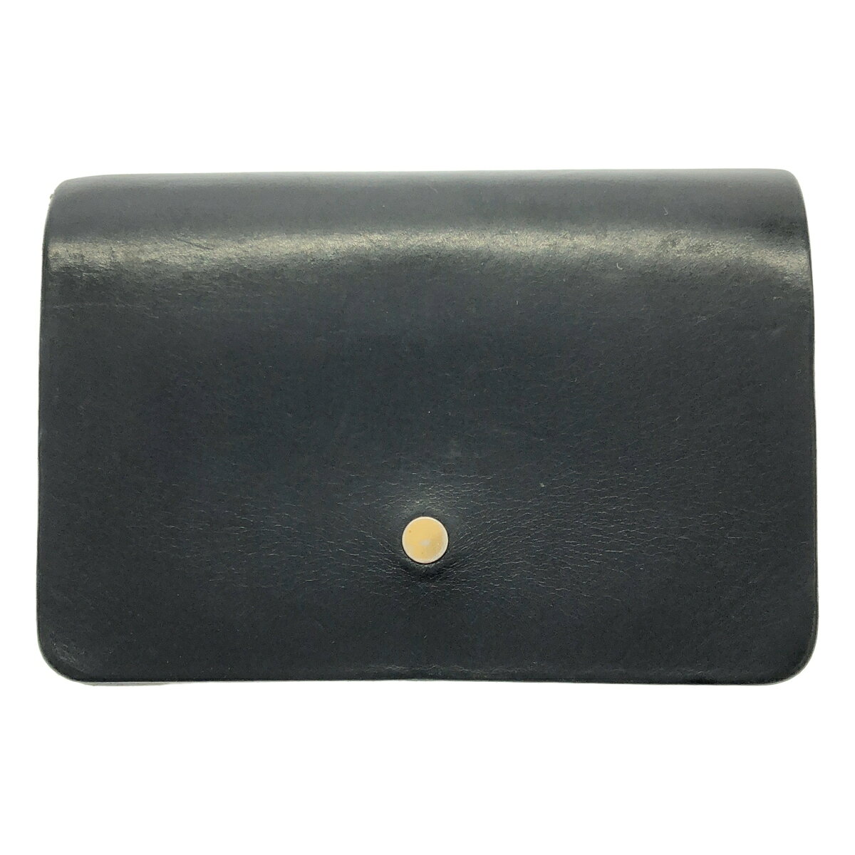 商品管理ID：IT1RV22M8WKQ forme フォルメ Hand Wallet Liscio レザーハンドウォレット コンディションについて コンディションランクの基準は、当社が設けた基準となります。 感じ方には個人差がありますので、参考程度にお考え下さい。 また、状態の全てを記載しきれない場合があります。 特にC・Dランクの商品は、詳細に記載しきれない毛玉や汚れ、小穴等の微細なダメージがある場合がございます。 新品・中古品に関わらず、一部の付属品がない場合がございます。 ガーメント等の例外を除いて、画像に写っているものが全てとなります。 気になる点がございましたら、ご注文前に質問欄よりお問い合わせください。 状態について詳細 全体的に擦れや傷、汚れなどのダメージ、内側生地に剥がれがあり使用感がございます。 備考 箱付き 日本製 商品詳細 商品管理ID IT1RV22M8WKQ ブランド forme フォルメ アイテム名 Hand Wallet Liscio レザーハンドウォレット サイズ表記 実寸 W（幅）：13.5cm H（高さ）：9.5cm D（奥行き）：2.5cm 色 ブラック 素材 レザー100％ 取扱い店舗 お問い合わせ 商品についてのご質問はフォームよりお気軽にどうぞ。 お問い合わせ時は「商品管理ID IT1RV22M8WKQ」をご記入ください。 ※お電話でのお問い合わせは承っておりません。 恐れ入りますが、フォームよりご連絡ください。 &nbsp;&nbsp;✉&nbsp;&nbsp;お問い合わせフォームはこちら&nbsp;&nbsp; ご注文に関する注意事項 ※掲載商品は実店舗等で同時販売しており、欠品になる場合がございます。 恐れ入りますがその際はキャンセルとなりますことを予めご了承ください。 ※コンディションランクについては保存袋や箱、その他付属品の状態は対象外です。 ※掲載写真はお使いのモニターや環境設定等により若干色合いが異なって見える場合がございます。予めご了承ください。 ※新品・中古品に関わらず一部付属品がない場合がございます。掲載画像をご確認の上、ご不明点は事前にお問い合わせください。 返品について ※原則、お客様都合での返品は承りできません。ご不安な点は事前に問い合わせフォームよりお問い合わせください。 （商品の不良等、弊社過失の場合はお受け取りより7日以内にご連絡いただければ返品受付いたします。詳しくはこちらをご覧くださいませ。）forme フォルメ Hand Wallet Liscio レザーハンドウォレット ブラック 「forme フォルメ」一覧はこちら