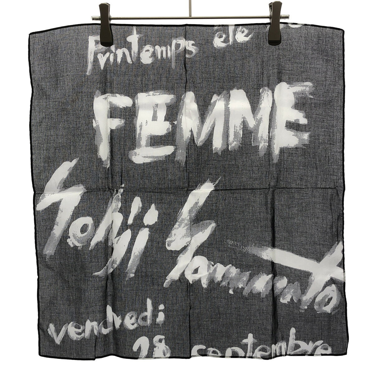 商品管理ID：IT0C9Q4QH1E6 Yohji Yamamoto FEMME ヨウジヤマモト ファム グラフィックプリント ミニスカーフ コンディションについて コンディションランクの基準は、当社が設けた基準となります。 感じ方には個人差がありますので、参考程度にお考え下さい。 また、状態の全てを記載しきれない場合があります。 特にC・Dランクの商品は、詳細に記載しきれない毛玉や汚れ、小穴等の微細なダメージがある場合がございます。 新品・中古品に関わらず、一部の付属品がない場合がございます。 ガーメント等の例外を除いて、画像に写っているものが全てとなります。 気になる点がございましたら、ご注文前に質問欄よりお問い合わせください。 状態について詳細 備考 商品詳細 商品管理ID IT0C9Q4QH1E6 ブランド Yohji Yamamoto FEMME ヨウジヤマモト ファム アイテム名 グラフィックプリント ミニスカーフ サイズ表記 サイズ実寸 W：51cm、H：49cm ※体型によっては画像のイメージと異なる場合がございます。お手持ちの洋服と記載の各実寸を比較してサイズ感をご確認ください。 色 ブラック 素材 取扱い店舗 お問い合わせ 商品についてのご質問はフォームよりお気軽にどうぞ。 お問い合わせ時は「商品管理ID IT0C9Q4QH1E6」をご記入ください。 ※お電話でのお問い合わせは承っておりません。 恐れ入りますが、フォームよりご連絡ください。 &nbsp;&nbsp;✉&nbsp;&nbsp;お問い合わせフォームはこちら&nbsp;&nbsp; ご注文に関する注意事項 ※掲載商品は実店舗等で同時販売しており、欠品になる場合がございます。 恐れ入りますがその際はキャンセルとなりますことを予めご了承ください。 ※コンディションランクについては保存袋や箱、その他付属品の状態は対象外です。 ※掲載写真はお使いのモニターや環境設定等により若干色合いが異なって見える場合がございます。予めご了承ください。 ※新品・中古品に関わらず一部付属品がない場合がございます。掲載画像をご確認の上、ご不明点は事前にお問い合わせください。 返品について ※原則、お客様都合での返品は承りできません。ご不安な点は事前に問い合わせフォームよりお問い合わせください。 （商品の不良等、弊社過失の場合はお受け取りより7日以内にご連絡いただければ返品受付いたします。詳しくはこちらをご覧くださいませ。）Yohji Yamamoto FEMME ヨウジヤマモト ファム グラフィックプリント ミニスカーフ ブラック 「Yohji Yamamoto FEMME ヨウジヤマモト ファム」一覧はこちら