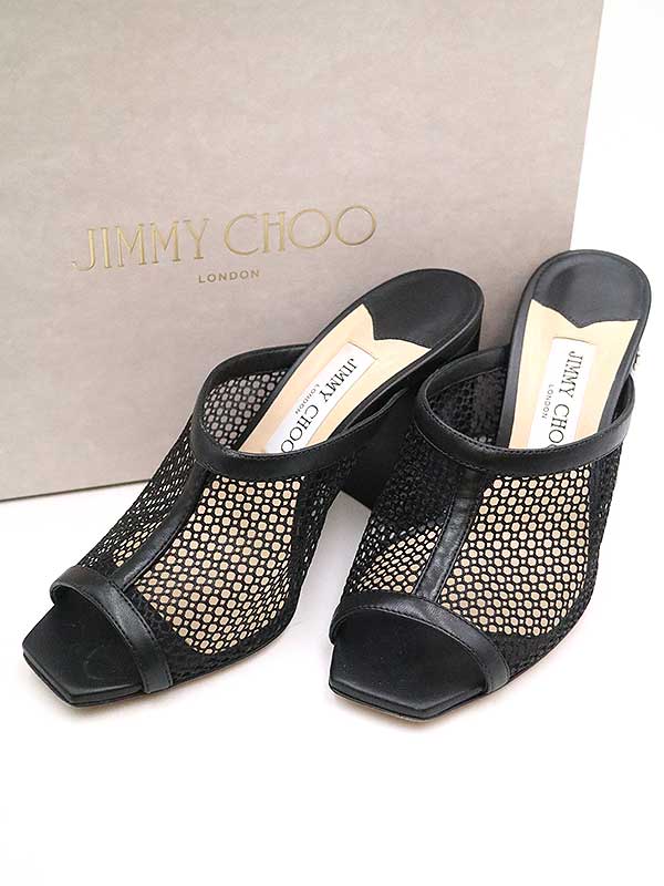 管理番号：240001080998 JIMMY CHOO ジミー チュウ Joud 85 レザーメッシュサンダル コンディションについて コンディションランクの基準は、当社が設けた基準となります。 感じ方には個人差がありますので、参考程度にお考え下さい。 また、状態の全てを記載しきれない場合があります。 特にC・Dランクの商品は、詳細に記載しきれない毛玉や汚れ、小穴等の微細なダメージがある場合がございます。 新品・中古品に関わらず、一部の付属品がない場合がございます。 ガーメント等の例外を除いて、画像に写っているものが全てとなります。 気になる点がございましたら、ご注文前に質問欄よりお問い合わせください。 状態について詳細 右足のインソール親指部分にスレがございます。(画像6枚目) 商品詳細 管理番号 240001080998 ブランド JIMMY CHOO ジミー チュウ アイテム名 Joud 85 レザーメッシュサンダル サイズ表記 37.5 サイズ寸法 アウトソール：19.5cm、ワイズ：9cm ※体型によっては画像のイメージと異なる場合がございます。お手持ちの洋服と記載の各実寸を比較してサイズ感をご確認ください。 色 ブラック 素材 その他備考 箱付き 取扱い店舗 ご注文に関する注意事項※掲載商品は実店舗等で同時販売しており、欠品になる場合がございます。 恐れ入りますがその際はキャンセルとなりますことを予めご了承ください。※コンディションランクについては保存袋や箱、その他付属品の状態は対象外です。※掲載写真はお使いのモニターや環境設定等により若干色合いが異なって見える場合がございます。予めご了承ください。※新品・中古品に関わらず一部付属品がない場合がございます。掲載画像をご確認の上、ご不明点は事前にお問い合わせください。返品について※原則、お客様都合での返品は承りできません。ご不安な点は事前に問い合わせフォームよりお問い合わせください。（商品の不良等、弊社過失の場合はお受け取りより7日以内にご連絡いただければ返品受付いたします。詳しくはこちらをご覧くださいませ。）JIMMY CHOO ジミー チュウ Joud 85 レザーメッシュサンダル ブラック 37.5 「JIMMY CHOO ジミー チュウ」一覧はこちら