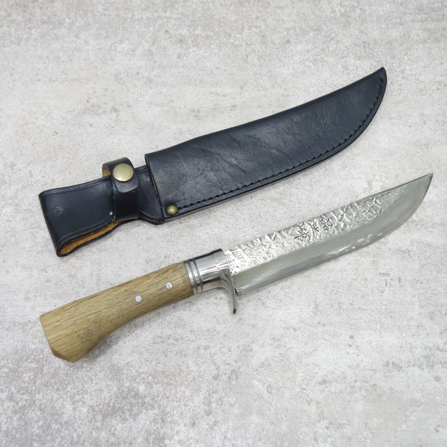 ■商品名豊国 トヨクニ アウトドアナイフ 晶之作 土佐鍛 ダマスカス 山遊鉈 180 バトニング キャンプ シルバー サイズ-■状態説明・トヨクニ 晶之作 土佐鍛 ダマスカス 山遊鉈 180 です♪・全長 約313mm・刃長 約180mm・使用感はございますがまだまだお使い頂ける状態です♪【付属品：黒 牛革ケース】■素材-■カラーシルバー■表記サイズ-■実寸サイズ■状態ランクA 使用感の少ない全体的にキレイなUSED品■店舗管理番号cd06db-rk26y13107_silver 状態ランクについて サイズカイドはこちら このブランドの他の商品も見る このカテゴリーの他の商品も見るPHOTO CONDITION RANKSS未使用品・新古品Sタグは無いが使用感のない新品同様の状態SA使用感のほぼ無いとてもキレイなUSED品A使用感の少ない全体的にキレイなUSED品AB使用感があるが、傷や汚れの気にならない状態B傷や汚れがあるが、まだまだ使用可能な状態BCBランクよりも傷汚れが目立つ状態C目立つ使用感や、傷汚れが見られる状態Dダメージなどが多く見受けられる難有、要修理品※独自の程度表です。大体の目安としてお考えください。　DESCRIPTION■商品名豊国 トヨクニ アウトドアナイフ 晶之作 土佐鍛 ダマスカス 山遊鉈 180 バトニング キャンプ シルバー サイズ-■状態説明・トヨクニ 晶之作 土佐鍛 ダマスカス 山遊鉈 180 です♪・全長 約313mm・刃長 約180mm・使用感はございますがまだまだお使い頂ける状態です♪【付属品：黒 牛革ケース】■素材-■カラーシルバー■表記サイズ-■実寸サイズ■状態ランクA 使用感の少ない全体的にキレイなUSED品■商品管理番号cd06db-rk26y13107 状態ランクについて サイズカイドはこちら このブランドの他の商品も見る このカテゴリーの他の商品も見る