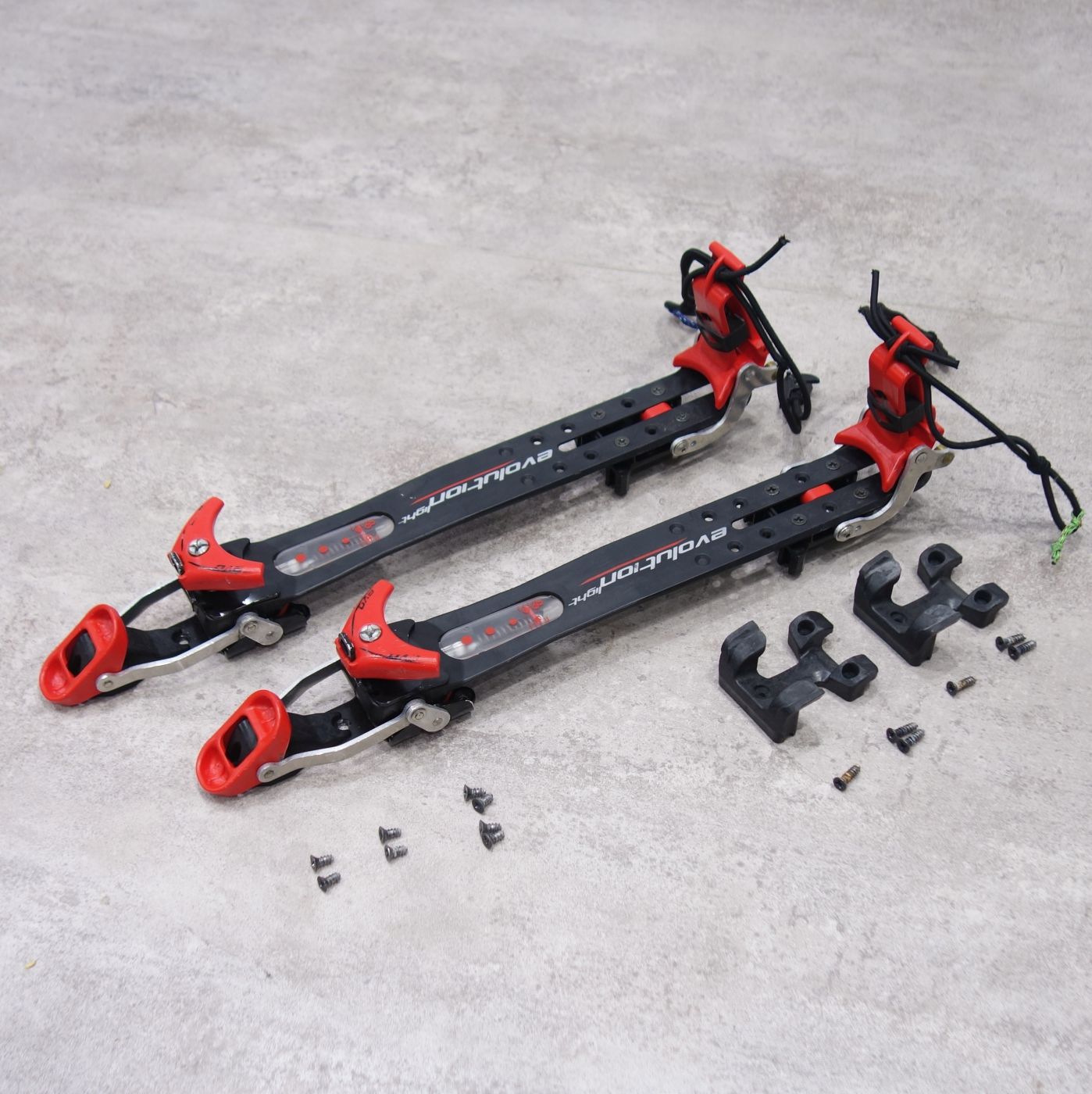 ■商品名エボリューション ライト Evolution Light ツアービンディング 山スキー バックカントリー ツアースキー ウォークモード レッド サイズ-■状態説明・ツアービンディングのEvolution Lightです♪・多少の使用感はございますが、キレイな状態です！【付属品：なし】■素材-■カラーレッド■表記サイズ-■実寸サイズ■状態ランクAB 使用感があるが、傷や汚れの気にならない状態■店舗管理番号cd08oe-rk26y13713_red 状態ランクについて サイズカイドはこちら このブランドの他の商品も見る このカテゴリーの他の商品も見るPHOTO CONDITION RANKSS未使用品・新古品Sタグは無いが使用感のない新品同様の状態SA使用感のほぼ無いとてもキレイなUSED品A使用感の少ない全体的にキレイなUSED品AB使用感があるが、傷や汚れの気にならない状態B傷や汚れがあるが、まだまだ使用可能な状態BCBランクよりも傷汚れが目立つ状態C目立つ使用感や、傷汚れが見られる状態Dダメージなどが多く見受けられる難有、要修理品※独自の程度表です。大体の目安としてお考えください。　DESCRIPTION■商品名エボリューション ライト Evolution Light ツアービンディング 山スキー バックカントリー ツアースキー ウォークモード レッド サイズ-■状態説明・ツアービンディングのEvolution Lightです♪・多少の使用感はございますが、キレイな状態です！【付属品：なし】■素材-■カラーレッド■表記サイズ-■実寸サイズ■状態ランクAB 使用感があるが、傷や汚れの気にならない状態■商品管理番号cd08oe-rk26y13713 状態ランクについて サイズカイドはこちら このブランドの他の商品も見る このカテゴリーの他の商品も見る