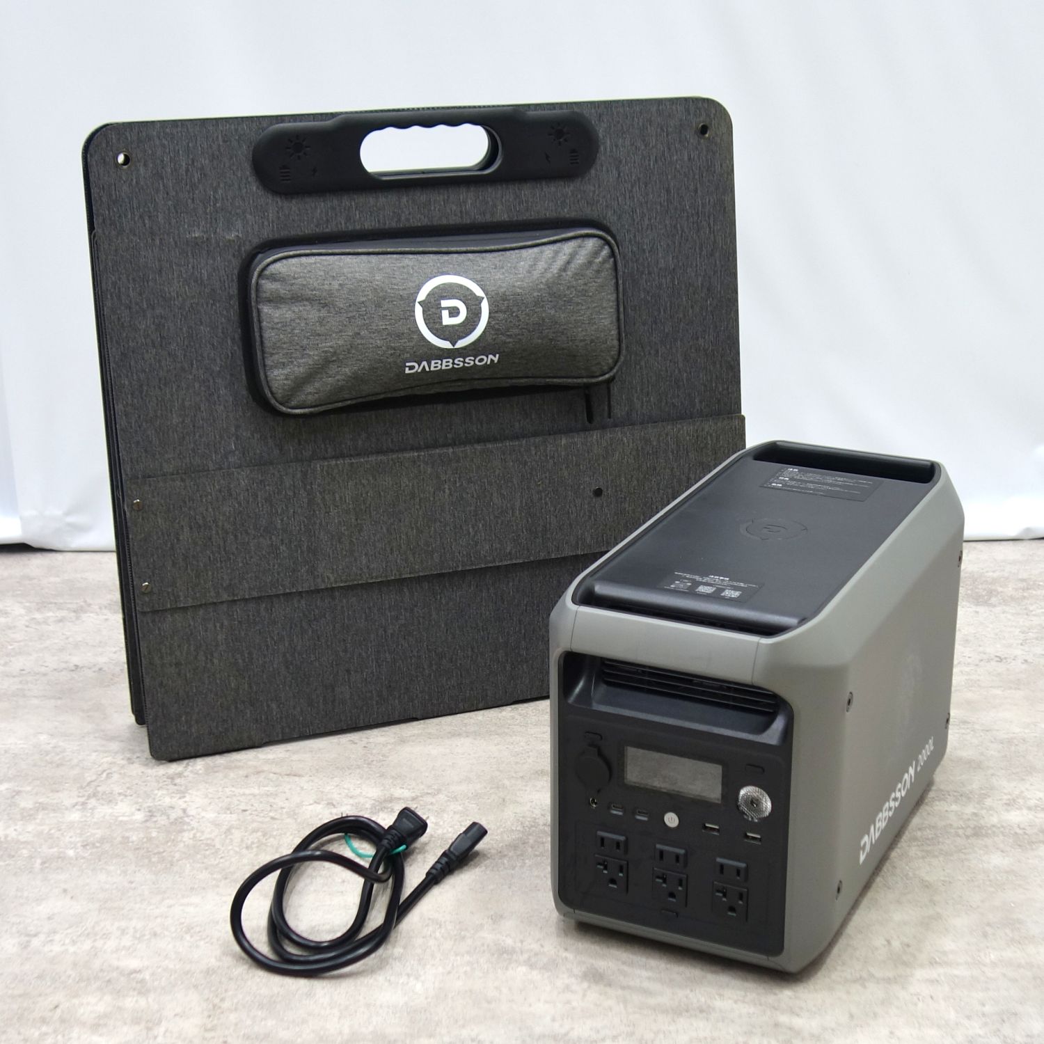 【美品】ダブソン Dabbsson ポータブル電源 2000L 210W ソーラーパネル セット キャンプ 災害時 アウトドア ブラック【中古】 modestlord-10147117 MODEST LORD 仙台 楽天市場店 パッケージ画像