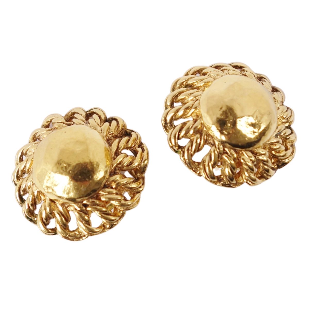 ■商品名Vintage シャネル CHANEL 1988年 イヤリング カステラーヌコレクション メタル アクセサリー ジュエリー レディース フランス製 ゴールド サイズ-■状態説明・非常に希少なVintageCHANEL、カステラーヌコレクション(刻印2 3 1988年製)のイヤリングです♪・大きなサイズ感でスタイリングに映える魅力的な一品です◎・フランス製・使用感は御座いますが、気になるような傷や汚れはなく全体的にきれいな状態です！【季節感：オールシーズン】【付属品：箱】■素材メタル■カラーゴールド■表記サイズ-■実寸サイズ縦：約2.5cm横：約2.5cm■状態ランクAB 使用感があるが、傷や汚れの気にならない状態■店舗管理番号ce04dm-rw23d00039womens_gold 状態ランクについて サイズカイドはこちら このブランドの他の商品も見る このカテゴリーの他の商品も見るPHOTO CONDITION RANKSS未使用品・新古品Sタグは無いが使用感のない新品同様の状態SA使用感のほぼ無いとてもキレイなUSED品A使用感の少ない全体的にキレイなUSED品AB使用感があるが、傷や汚れの気にならない状態B傷や汚れがあるが、まだまだ使用可能な状態BCBランクよりも傷汚れが目立つ状態C目立つ使用感や、傷汚れが見られる状態Dダメージなどが多く見受けられる難有、要修理品※独自の程度表です。大体の目安としてお考えください。　DESCRIPTION■商品名Vintage シャネル CHANEL 1988年 イヤリング カステラーヌコレクション メタル アクセサリー ジュエリー レディース フランス製 ゴールド サイズ-■状態説明・非常に希少なVintageCHANEL、カステラーヌコレクション(刻印2 3 1988年製)のイヤリングです♪・大きなサイズ感でスタイリングに映える魅力的な一品です◎・フランス製・使用感は御座いますが、気になるような傷や汚れはなく全体的にきれいな状態です！【季節感：オールシーズン】【付属品：箱】■素材メタル■カラーゴールド■表記サイズ-■実寸サイズ縦：約2.5cm横：約2.5cm■状態ランクAB 使用感があるが、傷や汚れの気にならない状態■商品管理番号ce04dm-rw23d00039 状態ランクについて サイズカイドはこちら このブランドの他の商品も見る このカテゴリーの他の商品も見る