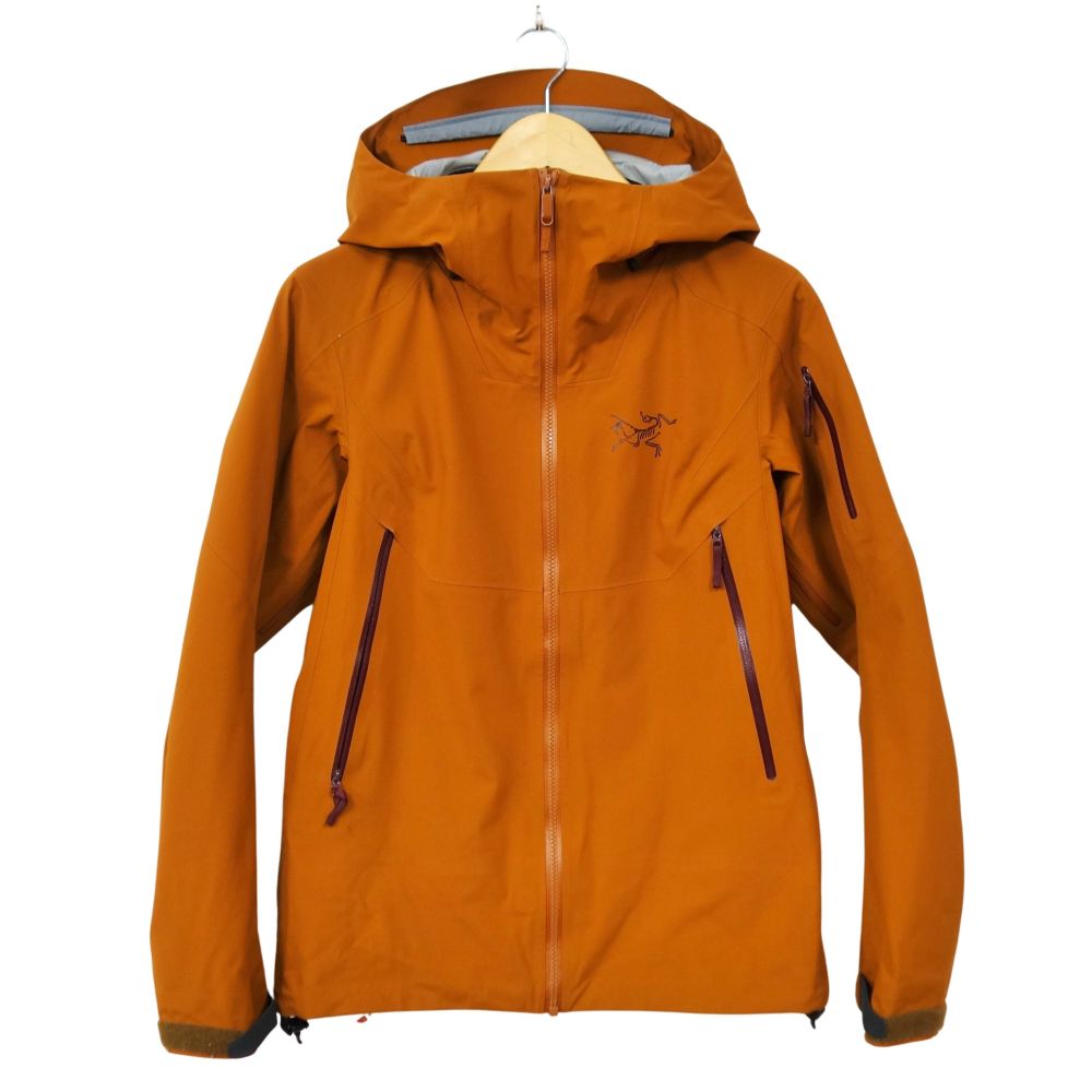 ■商品名アークテリクス ARCTERYX SENTINEL JACKET WOMEN’S センチネル ジャケット ウィメンズ S GORE TEX ゴアテックス ウェア アウトドア - サイズS/P■状態説明・ARCTERYX の「SENTINEL JACKET WOMEN’S」です♪・バックカントリーとリゾートに対応する、アークテリクスを代表するゴアテックス ジャケット！・国内正規品・RECCO雪崩救助反射板（リフレクター）内蔵・正面右ポケットの下に5mm程度の亀裂がございます。・その他、首周りや袖口に使用感はございますが、ご使用に差し支えるダメージは無くまだまだお使い頂けます♪【付属品：なし】■素材-■カラー-■表記サイズS/P■実寸サイズ着丈：約65cm身幅：約50cm肩幅：約42cm袖丈：約65cmゆき丈：約89cm■状態ランクB 使用感はあるが傷や汚れの少ない良好な状態■店舗管理番号cf01oe-rk26y04754 状態ランクについて サイズカイドはこちら このブランドの他の商品も見る このカテゴリーの他の商品も見るPHOTO CONDITION RANK SS 未使用品・新古品 S 使用感のない新品同様の商品 A 使用感の少ないキレイな状態 B 使用感はあるが傷や汚れの少ない良好な状態 C 使用感や、汚れの見られる商品 D 傷・汚れなどが多く見受けられる難商品 E ジャンク品 ※独自の程度表です。大体の目安としてお考えください。　DESCRIPTION■商品名アークテリクス ARCTERYX SENTINEL JACKET WOMEN’S センチネル ジャケット ウィメンズ S GORE TEX ゴアテックス ウェア アウトドア - サイズS/P■状態説明・ARCTERYX の「SENTINEL JACKET WOMEN’S」です♪・バックカントリーとリゾートに対応する、アークテリクスを代表するゴアテックス ジャケット！・国内正規品・RECCO雪崩救助反射板（リフレクター）内蔵・正面右ポケットの下に5mm程度の亀裂がございます。・その他、首周りや袖口に使用感はございますが、ご使用に差し支えるダメージは無くまだまだお使い頂けます♪【付属品：なし】■素材-■カラー-■表記サイズS/P■実寸サイズ着丈：約65cm身幅：約50cm肩幅：約42cm袖丈：約65cmゆき丈：約89cm■状態ランクB 使用感はあるが傷や汚れの少ない良好な状態■商品管理番号cf01oe-rk26y04754 状態ランクについて サイズカイドはこちら このブランドの他の商品も見る このカテゴリーの他の商品も見る