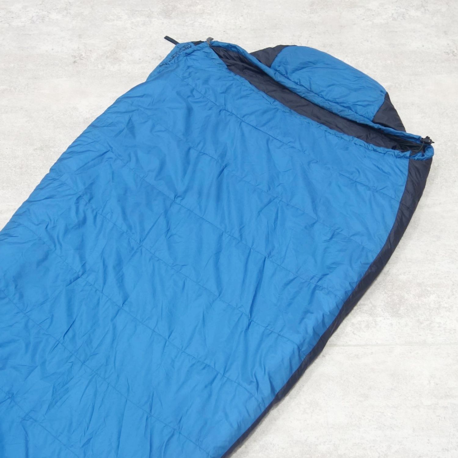 【美品】イスカ ISUKA シュラフ ALPHA LIGHT 700 3シーズン 化繊 寝袋 キャンプ ア...