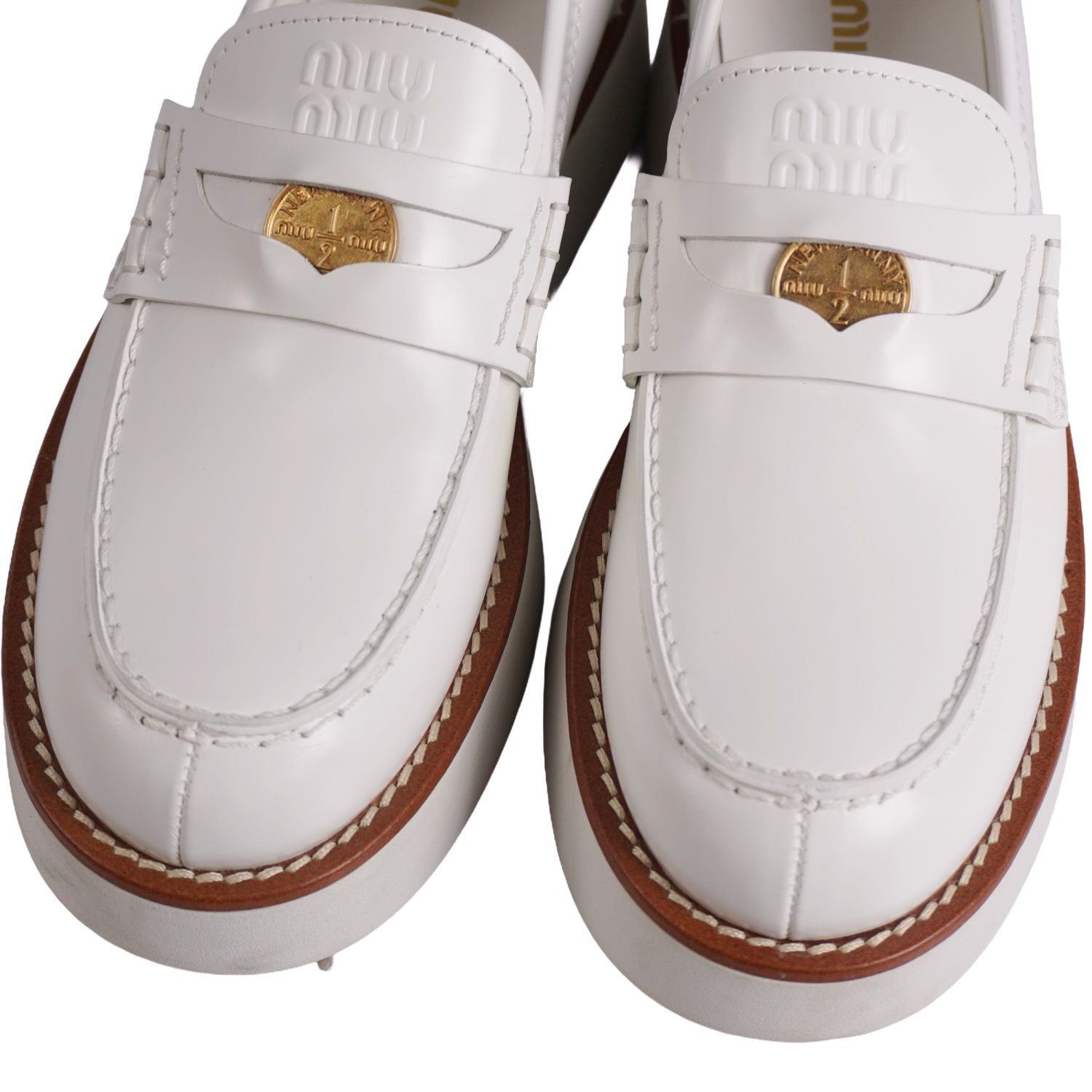 【新古品】ミュウミュウ miumiu ローファー コインローファー モカシン 厚底 ロゴ シューズ 革靴 レディース 37.5(24.5cm相当) ホワイト【中古】