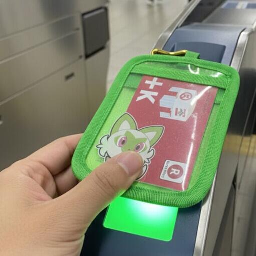 【選べる4キャラ】ポケットモンスター 小学生 男子 女子 パスケース Pokémon ポケモン オレンジ グリーン 緑 ピンク レッド 赤 水色 ブルー 青 子供用 中学生 高校生 修学旅行 通学 通勤 人気 かわいい 誕生日プレゼント オールシーズン パモ ニャオハ ホゲータ クワッス