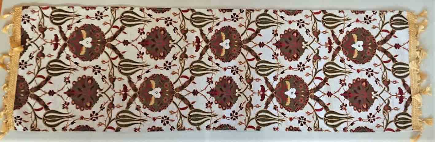 イスタンブールのショップで見つけました。 サイズ150cmX43cmエキゾチックなトルコ織物のテーブルランナー、 タペストリーにもどうぞ。