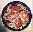 鮮やかな花模様の木製のお皿