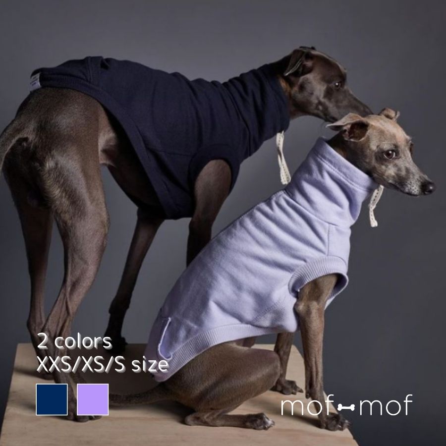 [Striped Dog]袖なしハイネック イタグレ用 ネイビー/ライラック NY発の新ブランド「The Striped Dog」から、コットン100%の着せやすい袖なしハイネック登場。イタグレ用サイズ。 -スタイリッシュなネイビーと優しいライラックの2色 -背中側にポケットつき -ポケットのふち、袖や裾はリブ -オールシーズン使えます -ハーネスを通す穴つき -Made in Colombia 【Striped Dog】 ニューヨーク発のラグジュアリー・ファッション・ブランド。 スタイリッシュなデザインにちょっと甘さを足すのが得意なブランドです。 サイズ 最後のサイズ表もご参考ください（実寸） XXS 首 24 cm 胸 40 cm 着丈 32 cm XS 首 29 cm 胸 45cm 着丈 36 cm S 首 31 cm 胸 51cm 着丈 40 cm 素 材 コットン100% お手入れ 洗濯機で洗えます。ソフト仕上げがおすすめです。