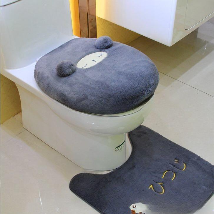 ひつじやウザギのデザインがキュートで可愛い、トイレマット、フタカバー、便座カバーのセットです。 【サイズについて】 トイレマット：約48×44cm フタカバー：約42×35cm 便座カバー：約40×37cm、内側：約19×15cm ※測り方により2-3cmの誤差が生じる場合がございます※ ※同じサイズでもカラーによって大きさが異なる場合もございます※【素材について】 ポリエステル 【カラーについて】 【カラーについて】 生産ロットにより柄の出方や色の濃淡が多少異なる場合がございます。 お使いのモニターや撮影時の光の加減などにより 画像と実際の商品のカラーが若干異なる場合もございます。 【サイズについて】 測り方により誤差が生じる場合がございます。 同じサイズでもカラーやデザインによって大きさが異なる場合もございます。 【衣類・バッグ等、縫製品について】 製品の為、縫製基準が日本と異なるケースもあることから 縫製が甘い・雑・糸の始末ができていない等が見受けられる場合もございます。 ※上記理由による返品、交換はお断りする場合がござい