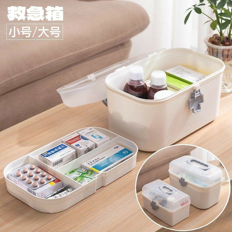 取り外し可能なトレー付きの2段タイプ♪お薬や小物をたっぷり収納できる救急箱です。持ち運びに便利な取っ手付き。小号と大号の2サイズからお選び頂けます◎【サイズについて】画像をご参照ください。【素材について】PP【カラーについて】生産ロットにより柄の出方や色の濃淡が異なる場合がございます。お使いのモニターや撮影時の光の加減などにより画像と実際の商品のカラーが異なる場合もございます。予告なしにカラーやデザインなどの変更がある場合もございます。