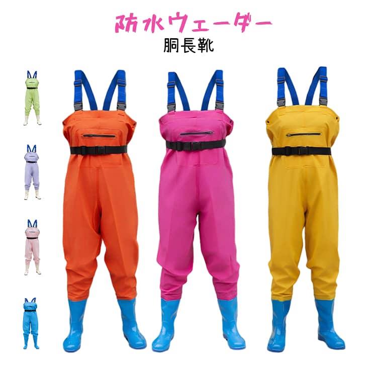 パンツと長靴が一体になったデザイン。厚みのある耐久素材を採用し、砂浜や田んぼなどハードな環境でも安心して使えます。体にフィットしやすい立体設計で、しゃがみ作業や歩行もスムーズに行えます。シンプルなルックスで、作業用としてはもちろんアウトドアスタイルにもマッチします。汚れや水をしっかり弾くため、釣りや潮干狩り、田植えなど幅広い用途に対応可能です。着替えやすい構造で、忙しい現場やアウトドアでもストレスなく使用できます。 サイズ 36(内長23cm) 37(内長23.5cm) 38(内長24cm) 39(内長24.5cm) 40(内長25cm) 41(内長25.5cm) サイズについての説明 ※実寸法は商品によって若干の誤差がある場合がございます。 素材 PVC 色 グリーン ピンク パープル ブルー イエロー ローズレッド オレンジ 備考 ●