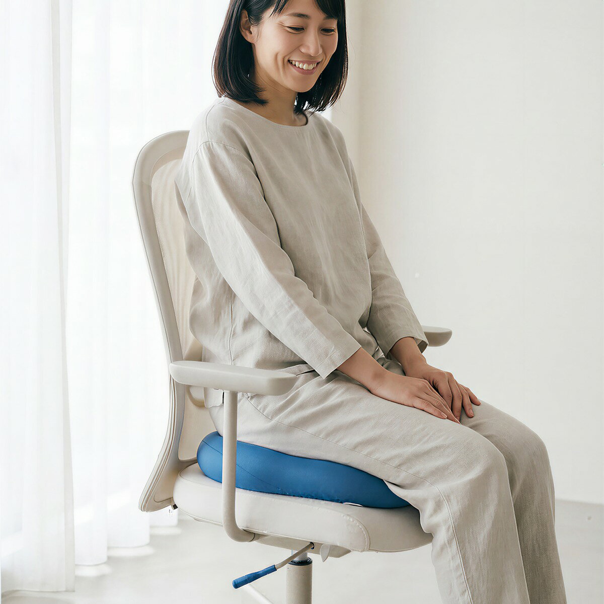 メーカー希望小売価格はメーカーサイトに基づいて掲載しています 商品情報 サイズ 約横45cm×縦40cm×高9cm 重量 約380g 組成 本体 ポリエステル90％、ポリウレタン10％ 中材 パウダービーズ(R)（発泡ポリスチレン） 製造 日本製 取り扱いについて 本体は洗濯できません。水分や摩擦により、色落ち・色移りする恐れがあります。 MOGU(R)はギフトにもおすすめ こんなシーンに お見舞 ご挨拶 引越しの挨拶 誕生日 バースデー 正月 成人の日 旧正月 バレンタインデー ホワイトデー 卒業 卒園 入学 就職 入社 新生活 新年度 ゴールデンウィーク こどもの日 母の日 父の日 七夕 お中元 暑中見舞 残暑見舞い 敬老の日 シルバーウィーク 勤労感謝の日 お歳暮 クリスマス 寒中見舞い 周年記念 記念品 贈答品 挨拶回り 定年退職 転勤 来客 ご来場プレゼント ご成約記念 お祝い事に 出産内祝 結婚内祝 新築内祝 快気祝 入学内祝 就職祝 結納返し 香典返し 引き出物 結婚式 引出物 法事 引出物 お礼 謝礼 御礼 お祝い返し 成人祝 卒業祝 結婚祝 出産祝 誕生祝 初節句祝 入学祝 就職祝 新築祝 開店祝 移転祝 退職祝 還暦祝 古希祝 喜寿祝 米寿祝 退院祝 昇進祝 栄転祝 こんな方への贈り物に お父さん お母さん 兄弟 姉妹 子供 おばあちゃん おじいちゃん 祖母 祖父 奥さん 彼女 旦那さん 彼氏 友達 親友 仲良し 先生 恩師 職場 先輩 後輩 上司 同僚 取引先 お客様 20代 30代 40代 50代 60代 70代 80代 店舗紹介 パウダービーズ(R)のパイオニアがつくる『ライフケアクッション』、それが MOGU(R)です。 国産にこだわり、ラインアップの多くを兵庫県三木市の自社工場で製造しています。 特許のパウダービーズ(R)やこだわりの生地など、ひとにやさしい安全素材を採用し、機能美を有するユニークなデザインを特長としたであることが、数多のビーズ商品と一線を画す理由です。 ふんわりとやさしく包み込まれるような独特のフィット感と心地よさは、普段無意識のうちにしていた「がまん」や「つらさ」に気づかせ、あなたの体や気持ちをやさしくケア＆サポートします。 関連キーワード 厚手 おしゃれ かわいい もちもち 無地 床に座る ごろ寝 ゴロ寝 昼寝 寝そべり 長距離運転 デスクワーク くつろぎ スポーツ観戦 座面 隙間 腰痛 振動軽減 産前 産後 出産 姿勢 長時間疲れにくい 痔 寝る 尻 車 機内 座椅子 車椅子 美容室 飛行機 夜行バス 長距離バス 学校 座布団 座ぶとん 座布団代わり 前立腺 産後 会陰 尾骨 尾てい骨 仙骨 痛み 負担 緩和 ダイニングチェア 椅子の背もたれ 椅子の上に敷く 椅子に乗せる 畳の上 床 ソファー 事務椅子 パイプ椅子 運転席 助手席 後部座席 ドライバー 妊婦 赤ちゃん 子供 子ども 高齢者 大人 男性 女性 メンズ レディース おすすめ 人気 赤 青 紺 茶 灰色 ※モニターの発色の具合により、実際の物と色が異なる場合がございます。