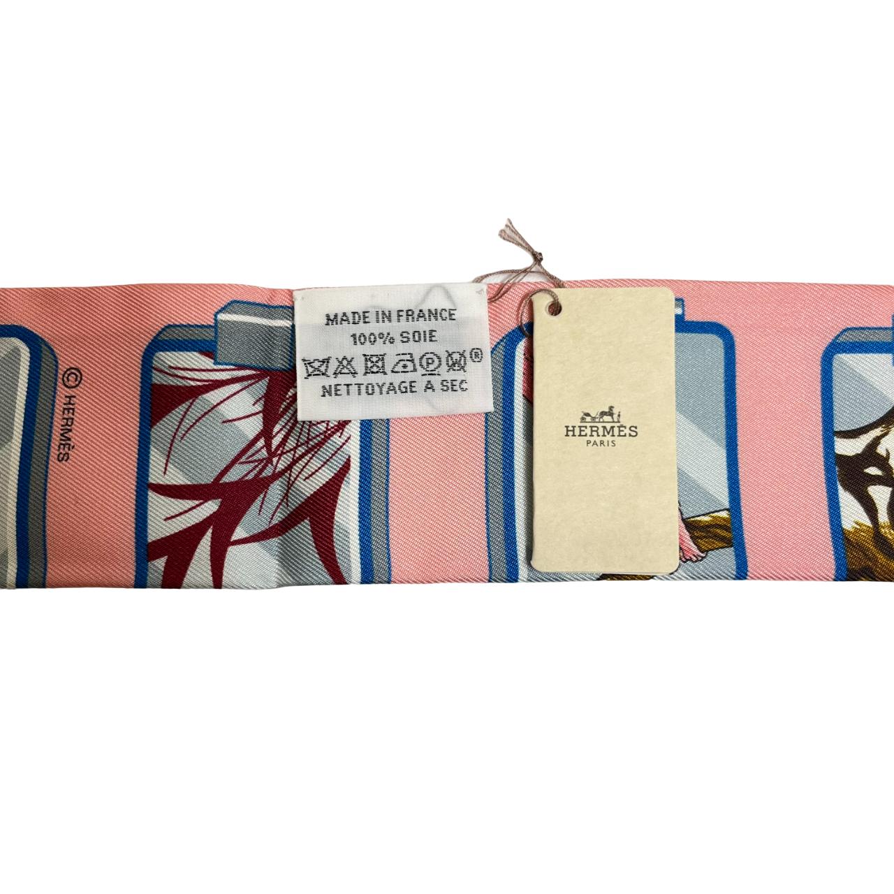 【新品未使用】Hermès エルメス TWILLY ツイリー《エルメス・ストーリー》 H063875S05 2023秋冬コレクション シルク100％ レディース プレゼント ギフト