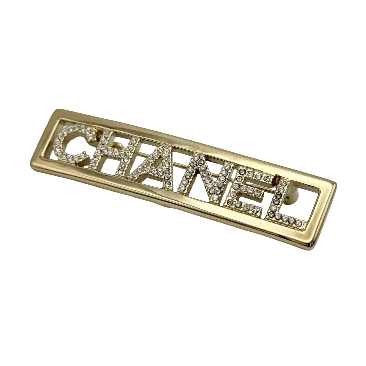 Rakuten - 【中古】 CHANEL シャネル ロゴ ラインストーン GP ブローチ ゴールド A23P(2023年) ブランド小物 ブローチ 中古品 (CHANEL,rogo,rhinestone,brooch,gold,used)
