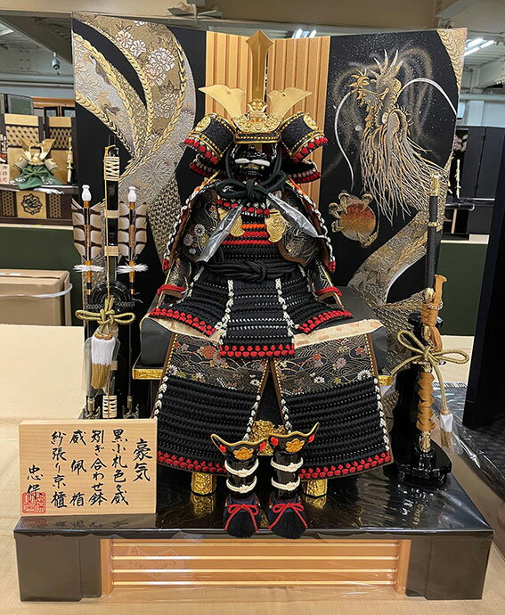 【商品仕様】黒小札色々縅　矧ぎ合わせ鉢 【?風・台】花竜（黒）金ライン　黒木目金ライン平飾台 【弓太刀】15号源氏 【サイズ】間口約60cm×奥行45cm×高さ76cm