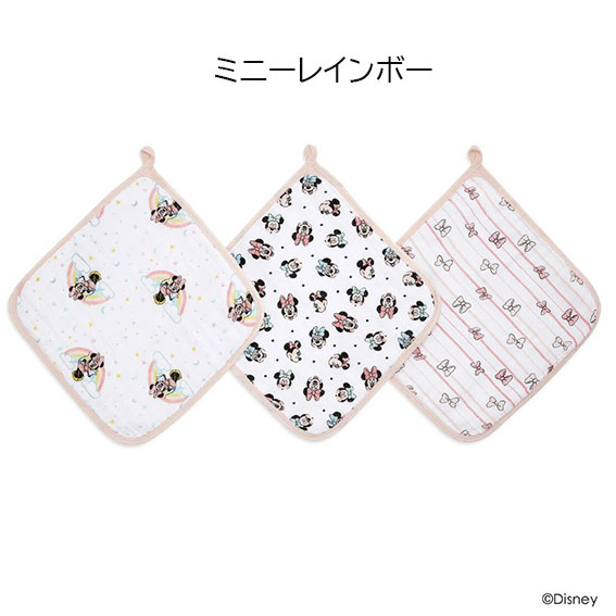 aden + anais essentialsは、大人気のコットンモスリンを使ったスワドルをはじめ、ビブ、ブランケット、スリーピングバッグ（スリーパー）などの定番商品を、毎日たくさん使って欲しいという想いから誕生したエイデンアンドアネイの姉妹ブランド。 aden + anais essentials（エイデンアンドアネイエッセンシャルズ）のディズニーベビーコレクションのウォッシュクロス 愛らしいディズニーキャラクターたちがデザインされています。 ダブルガーゼ3層構造で適度な厚みがあり、柔らかな使い心地です。 厚みのある3層構造のダブルガーゼで、赤ちゃんのお肌にやさしい柔らかな使い心地が特徴です。 大きめサイズのため、お口拭きやよだれ拭き、赤ちゃんの沐浴布としてなど、多用途にお使いいただけます。 さらに、ループ付きなので入園グッズとしても活躍する便利な一枚です。 生まれてすぐの新生児期から幼児期まで、長く使えて便利なウォッシュクロスは、いつも一緒に持ち歩きたい便利な一枚です。 ちょっとした贈り物としてもおすすめ。 ※糸の太さや織り方の違いにより、aden + anaisの製品と風合いが若干異なります。 ※商品により柄の出方が異なる場合がございます。 ※お使いのモニターにより、実際のものと色が異なる場合がございます。 【対象】0ヵ月～ 【サイズ】W27.5×D27.5cm ※製造の都合により、サイズには若干の誤差が生じる場合がございます。 【素材】コットン100% 【原産国】中国 出産準備 お口ふき 沐浴 お風呂 ダブルガーゼ ループ付き 入園準備 ※北海道・沖縄県および離島地域へのお客様には別途送料が掛かります。お問い合わせの上、ご確認ください。