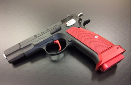 【エントリーで最大10倍＆3％クーポン】Carbon8 Cz75 CBB専用　CNCアルミニウム　マグウェル　＆　ショートグリップパネル　RED 【あす楽】のサムネイル