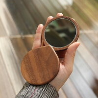 スライドすれば鏡が出てくるので使い勝手も抜群。
