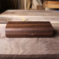 職人が天然の木を削り出して作った美しい仕上がりの眼鏡入れ。