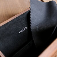 特製メガネ拭き(マイクロファイバー製)が付属します。