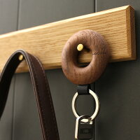 壁のフック等に掛けて収納可能な木製キーホルダー