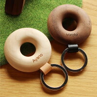 名入れ・名前入れができる木製キーホルダー。木婚式や結婚記念日のペアキーホルダーにも。