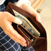 コンパクトでも収納豊富な三つ折り財布。メンズ/レディース。