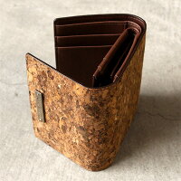 コンパクトでも収納豊富な三つ折り財布。メンズ/レディース。