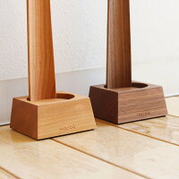 どの方向からでも差し込みやすい円形の溝と適度な重みが、靴べらを安定して支えてくれます