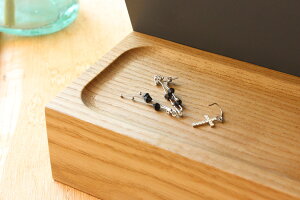鏡の裏にはくぼみがあり、アクセサリーや化粧品を収納しておくことができます